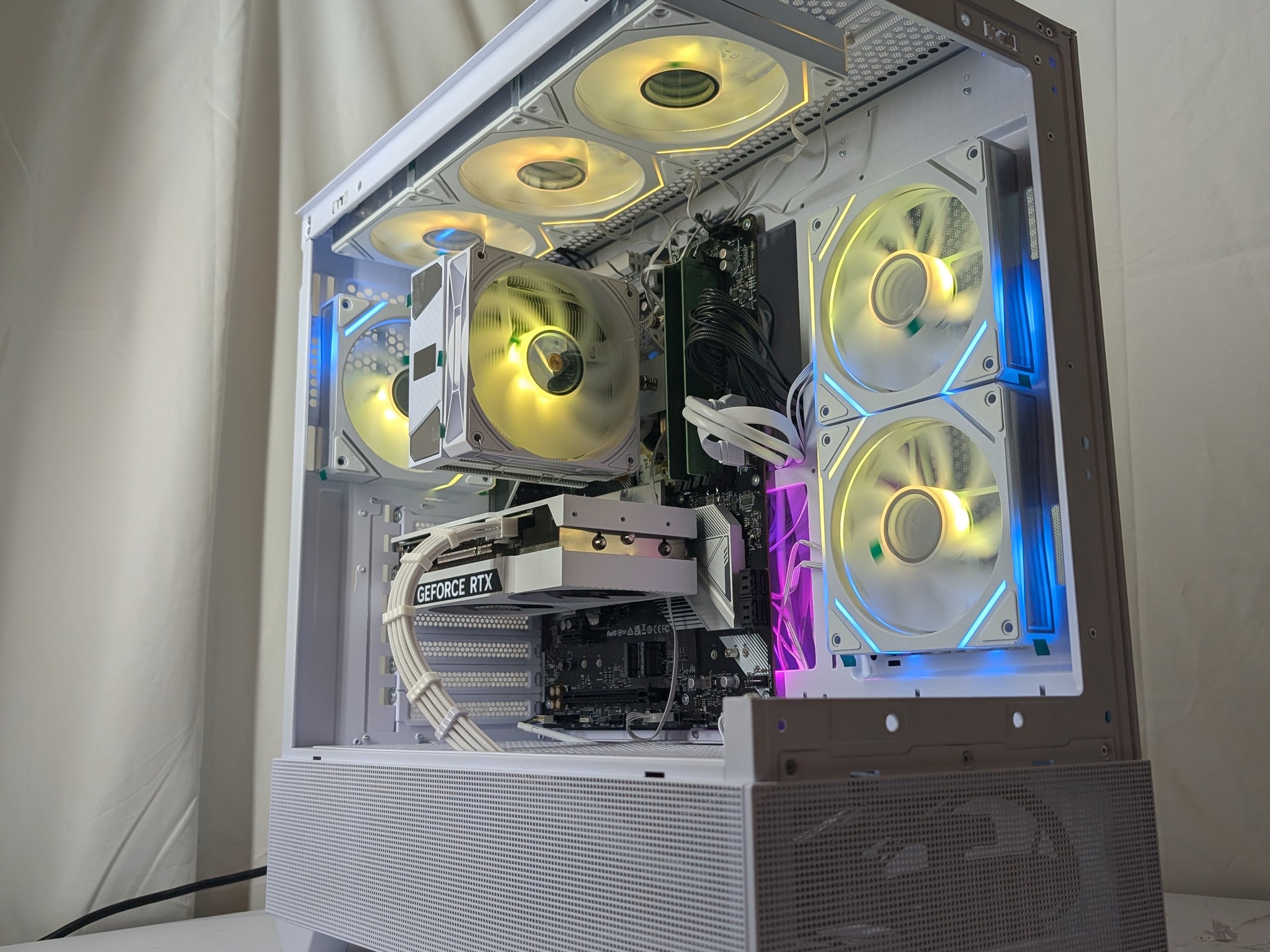 RTX 4070 | RYZEN 5 7600X | 16gb DDR5 | 1TB NVME | ALL WHITE