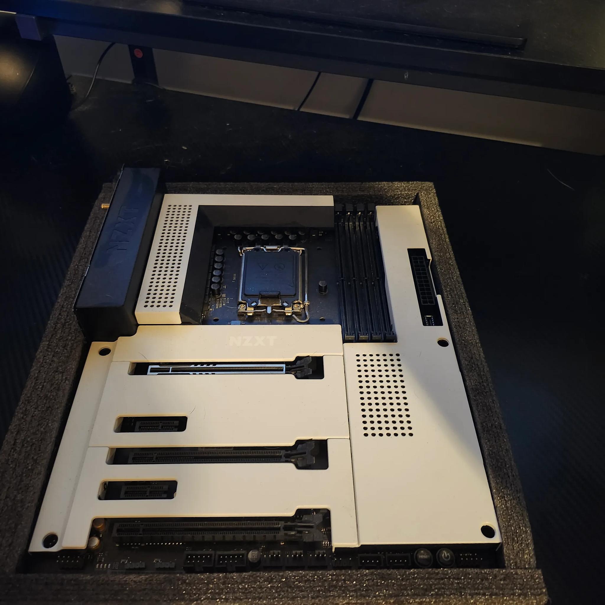 White nzxt never used band new ddr5 n7 z790 motherboard