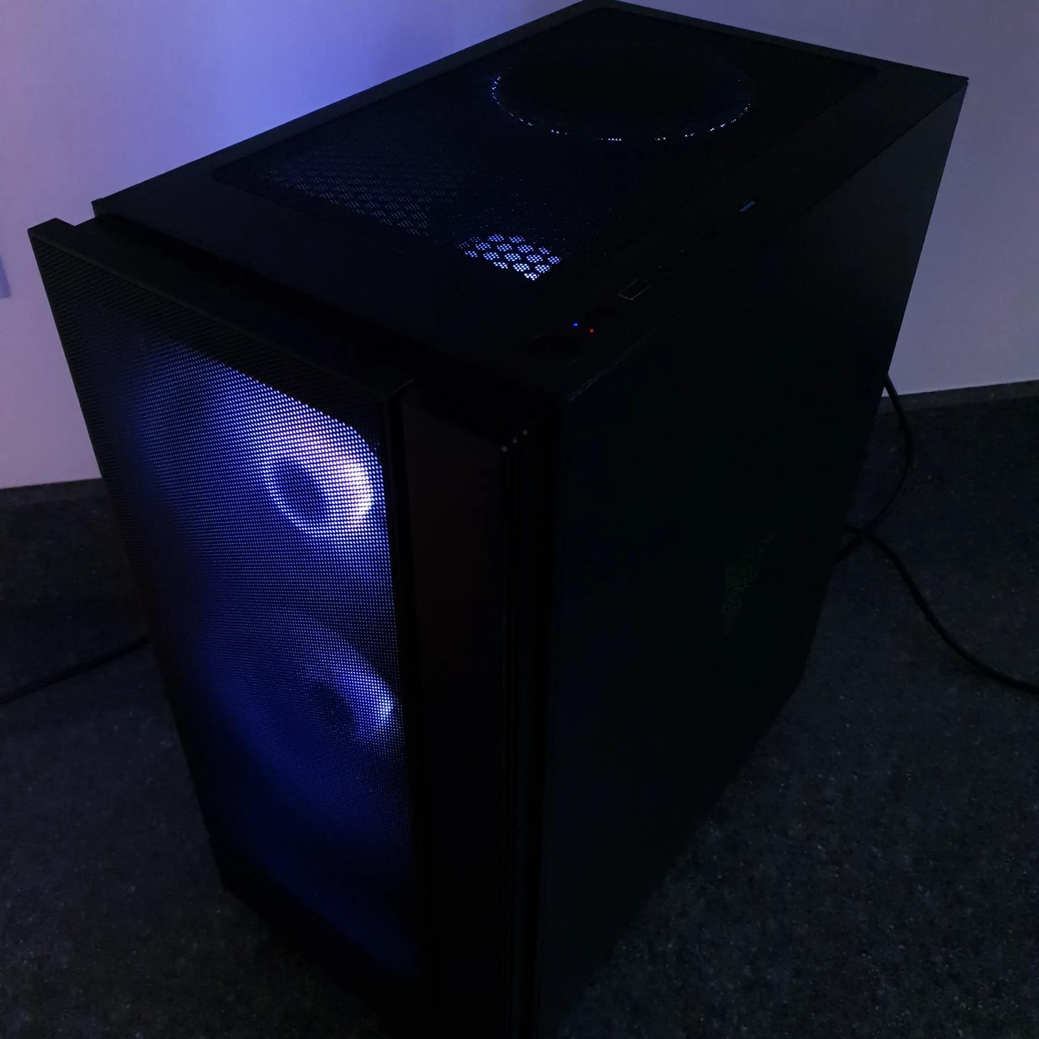 Intel i5-12400F, DDR4 32GB RAM, spray-paint white 5700XT, 1TB Nvme SSD, Windows 11 Pro Activated