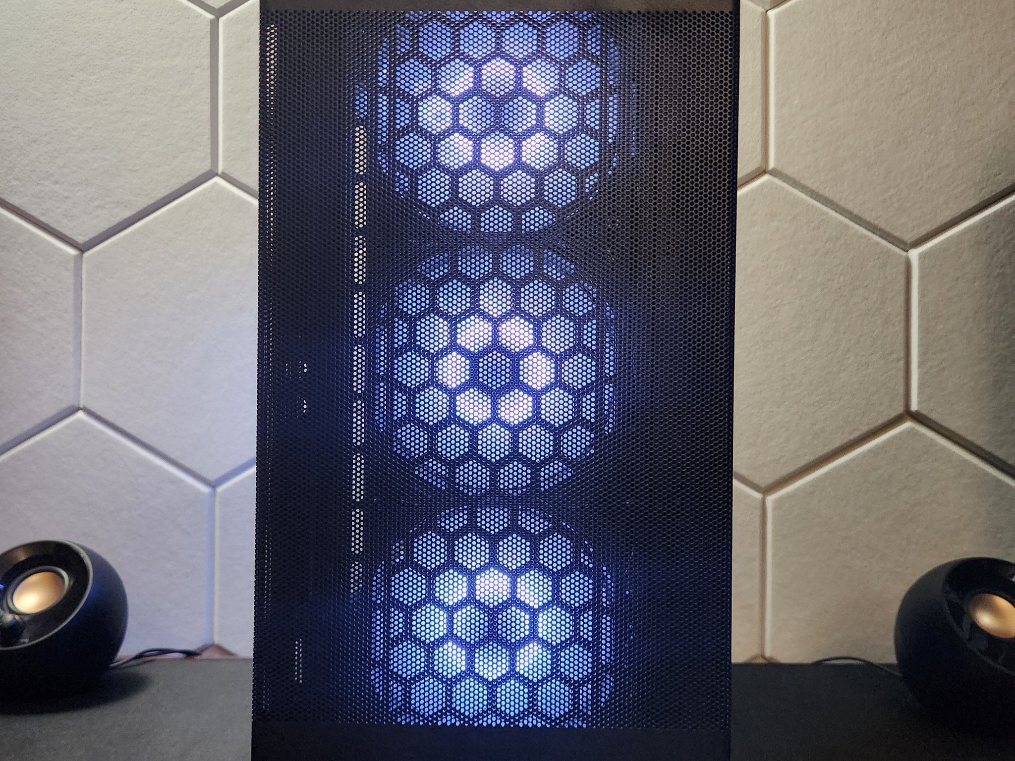 "Entry Level 1440p Gaming PC" RX 9060 XT 8GB | Ryzen 7 3700X | 32gb DDR4 3200Mhz | 1Tb SSD | WIFI+BT
