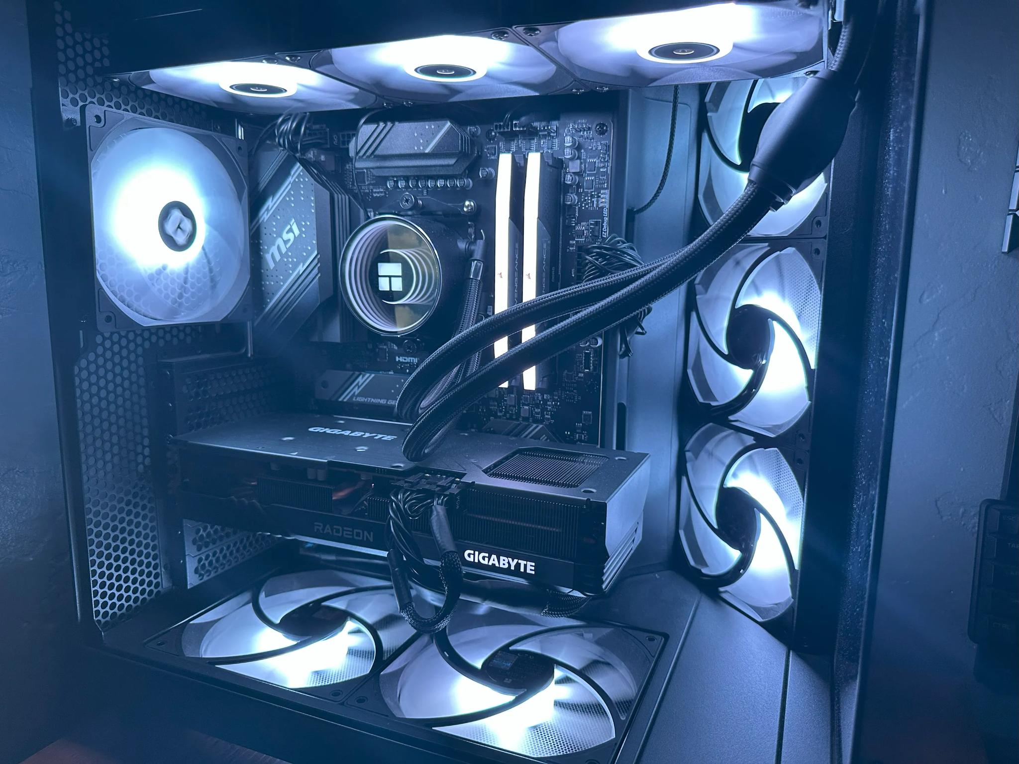 ON SALE! Sleek Black Fishtank RGB Gaming PC – GPU : 7600XT CPU : 7700