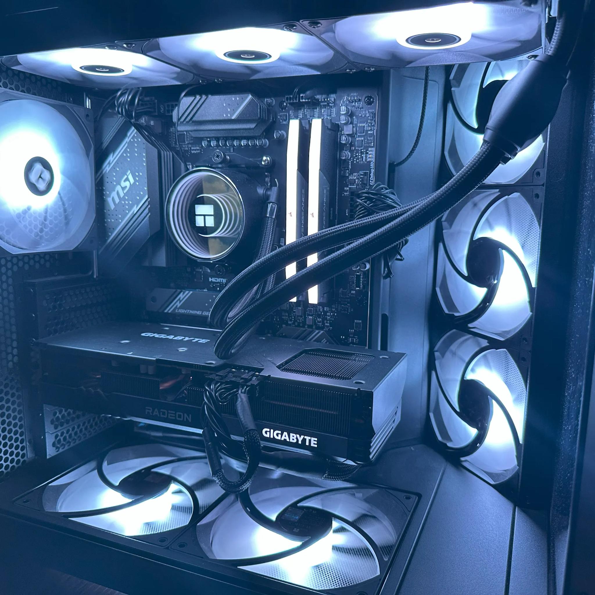 ON SALE! Sleek Black Fishtank RGB Gaming PC – GPU : 7600XT CPU : 7700