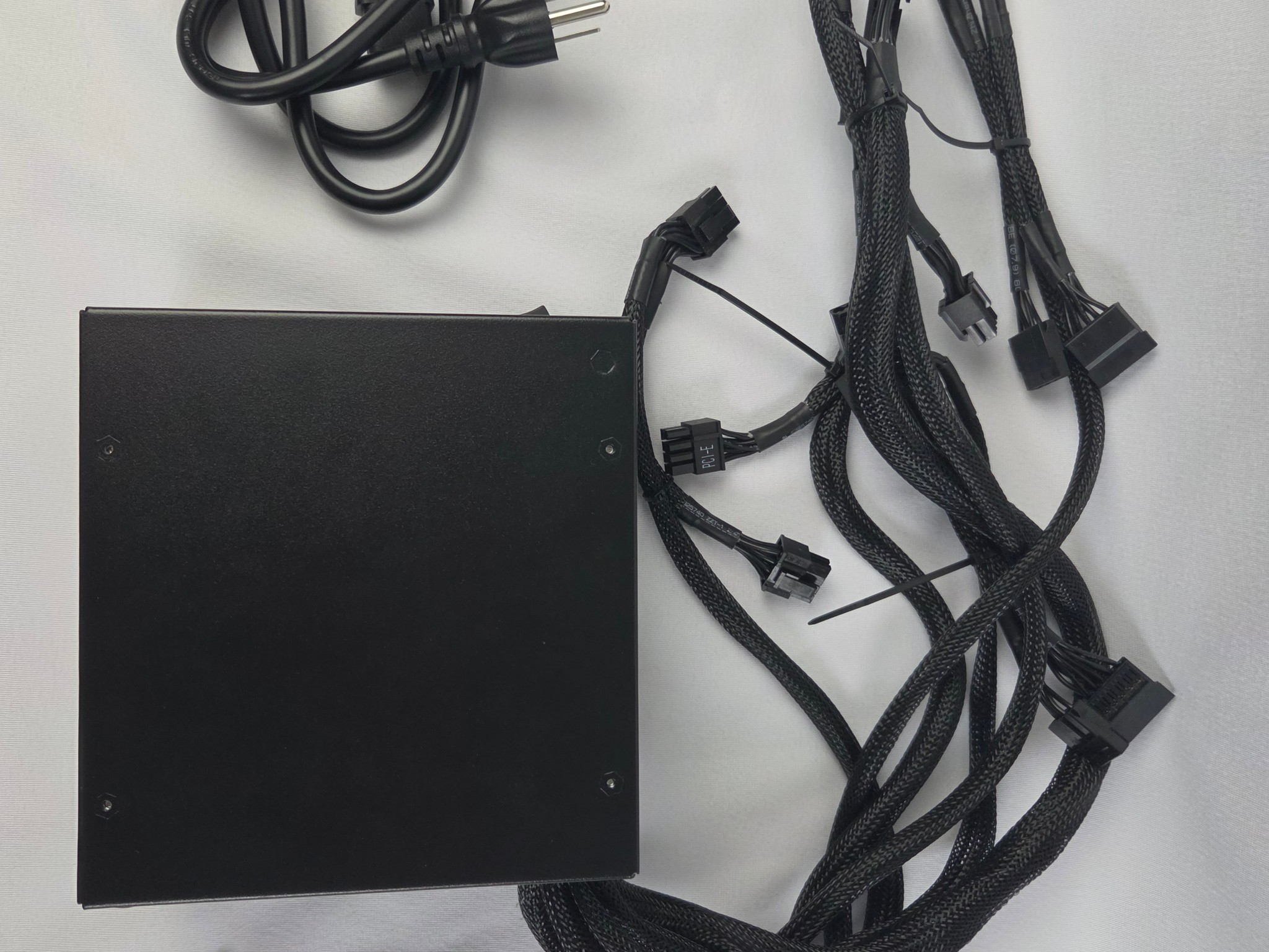 Apevia ATX-PR600W PC Power Supply 80+ Gold Certified Non-modular