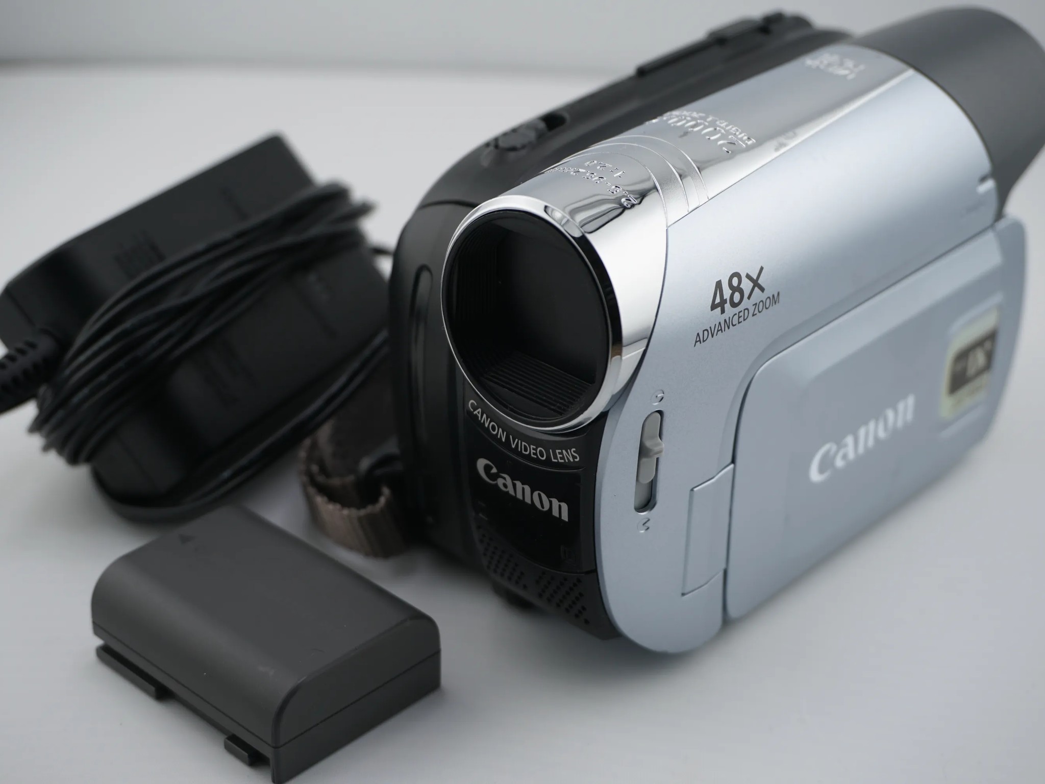 Canon ZR930 Camcorder + Battery & Power Adapter