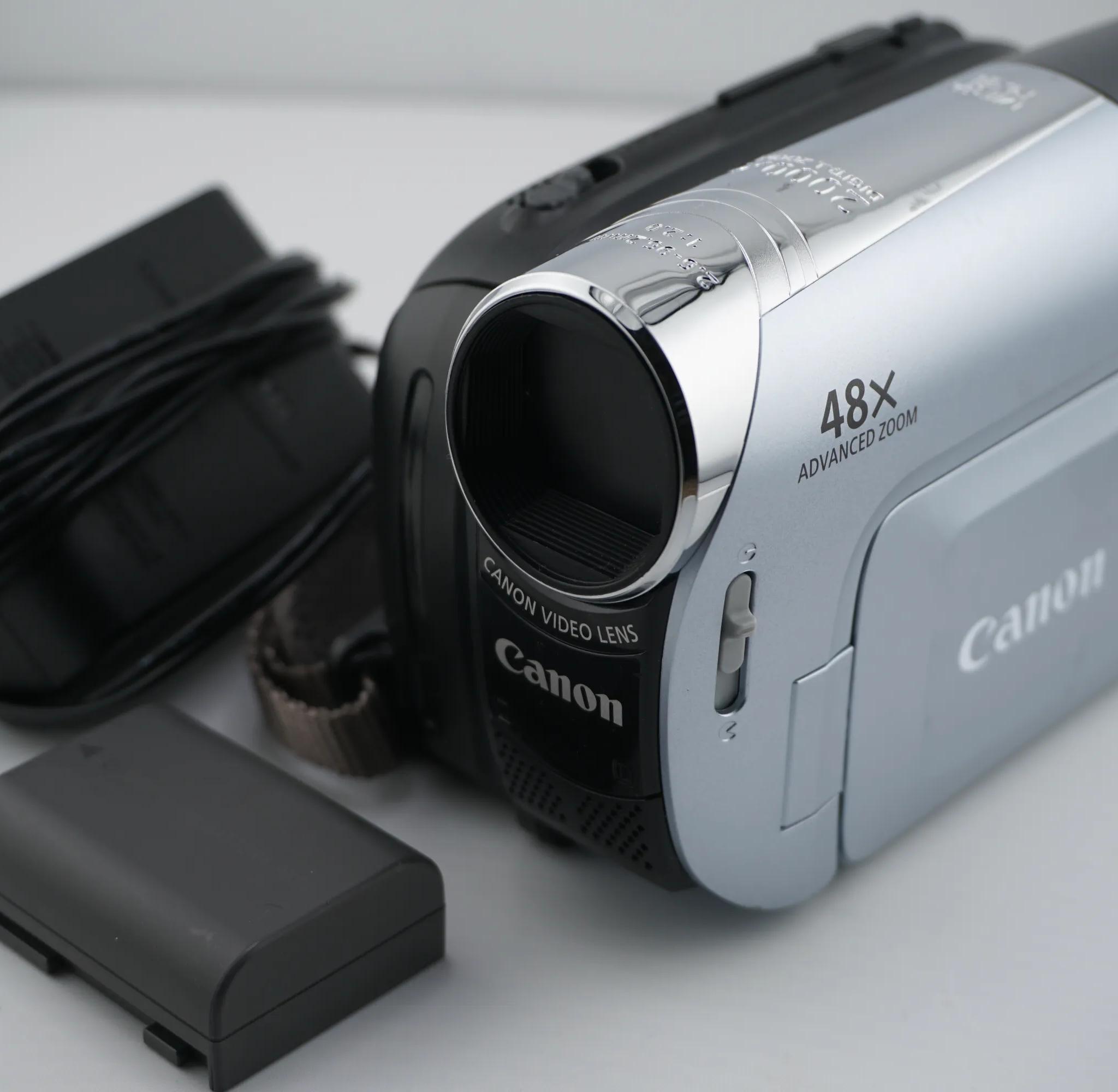 Canon ZR930 Camcorder + Battery & Power Adapter