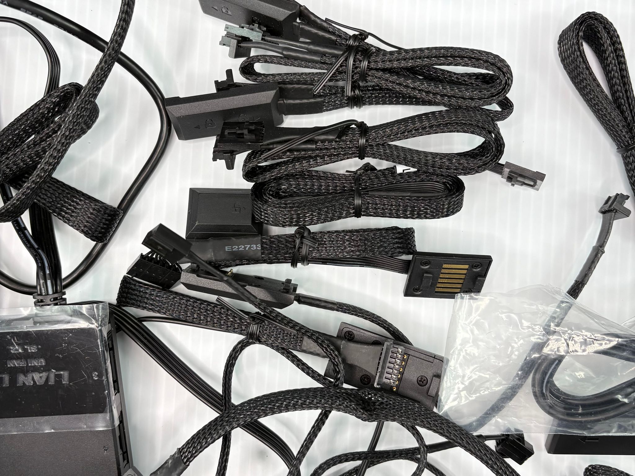 Lian Li UNI FAN Bundle – (4) SL140 + (1) SL120 V2 + Tons of Accessories