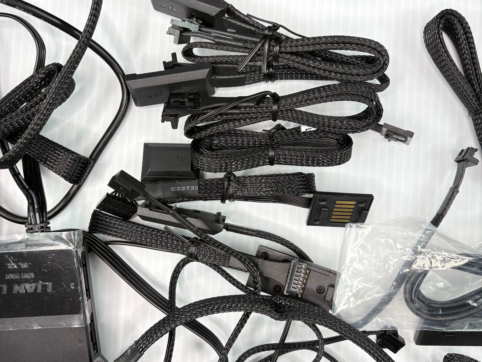 Lian Li UNI FAN Bundle – (4) SL140 + (1) SL120 V2 + Tons of Accessories