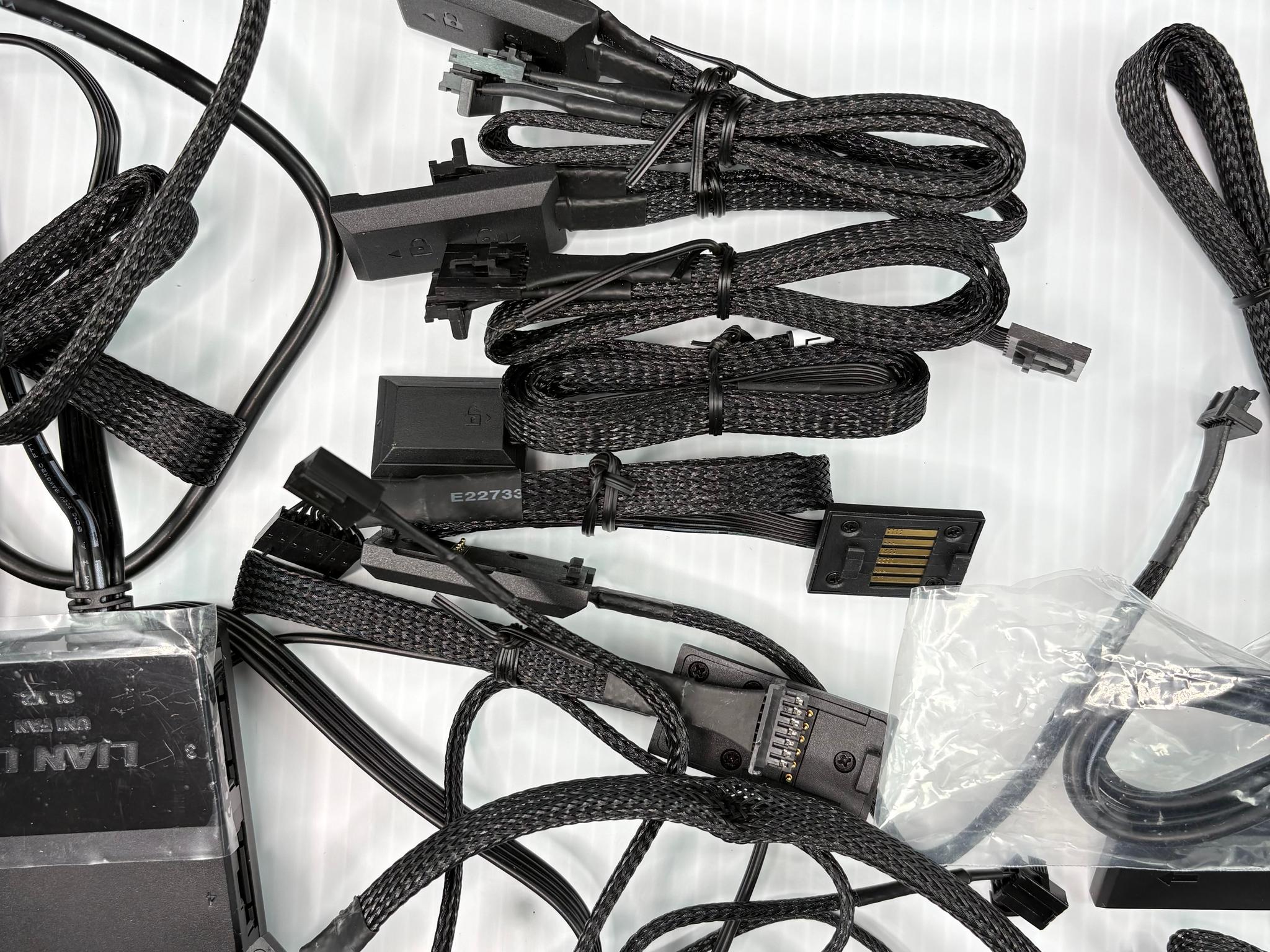 Lian Li UNI FAN Bundle – (4) SL140 + (1) SL120 V2 + Tons of Accessories