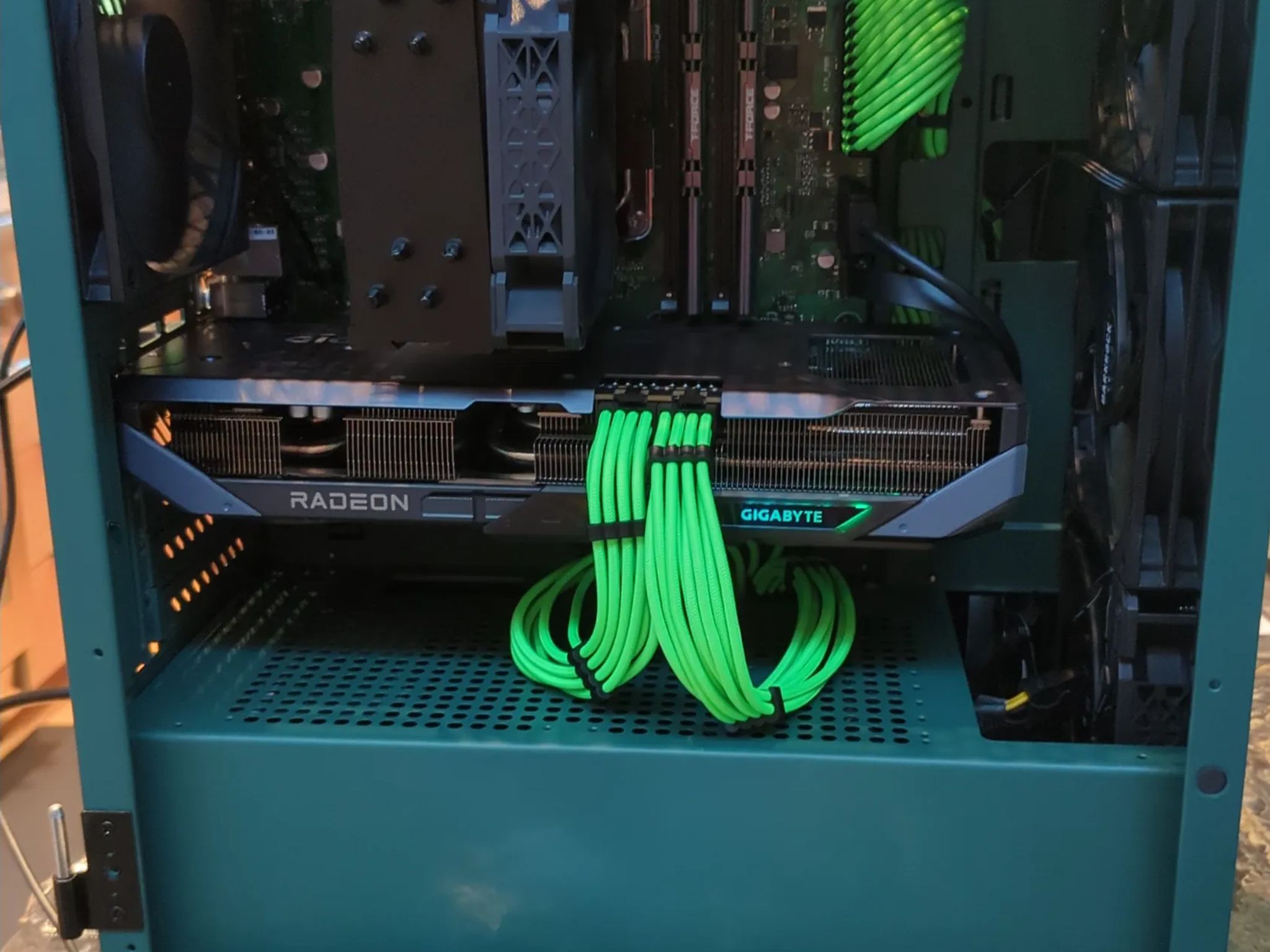 The Lean Green Gaming PC - Radeon RX 9070, Intel Core i5 12th Gen, 32 GB RAM, 4 TB