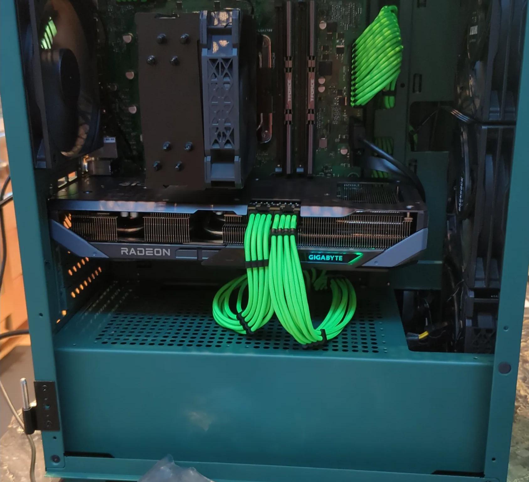 The Lean Green Gaming PC - Radeon RX 9070, Intel Core i5 12th Gen, 32 GB RAM, 4 TB