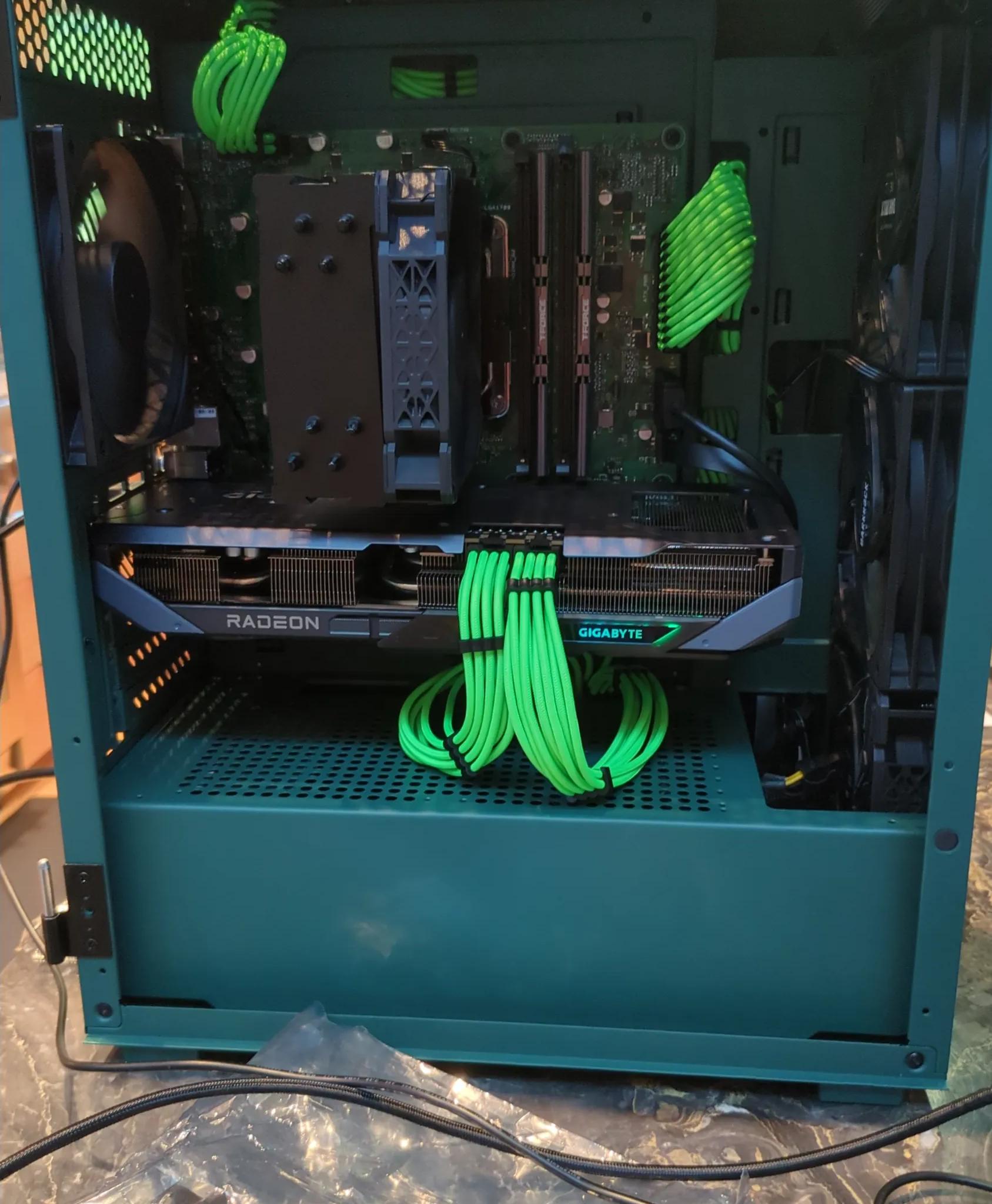 The Lean Green Gaming PC - Radeon RX 9070, Intel Core i5 12th Gen, 32 GB RAM, 4 TB