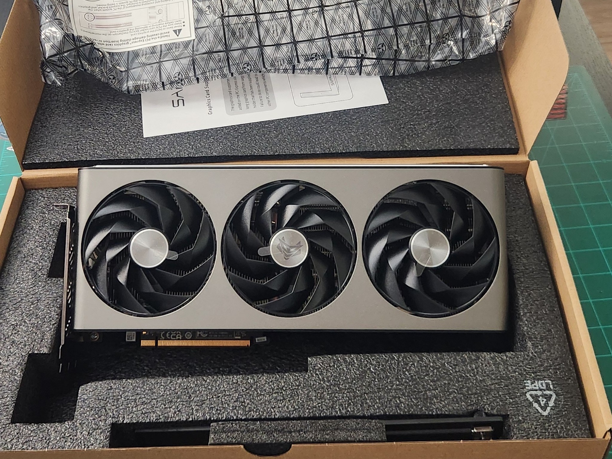 SAPPHIRE NITRO+ Radeon RX 7800 XT 16GB GDDR6 PCI Express 4.0 x16 ATX Graphics Card 11330-01-20G