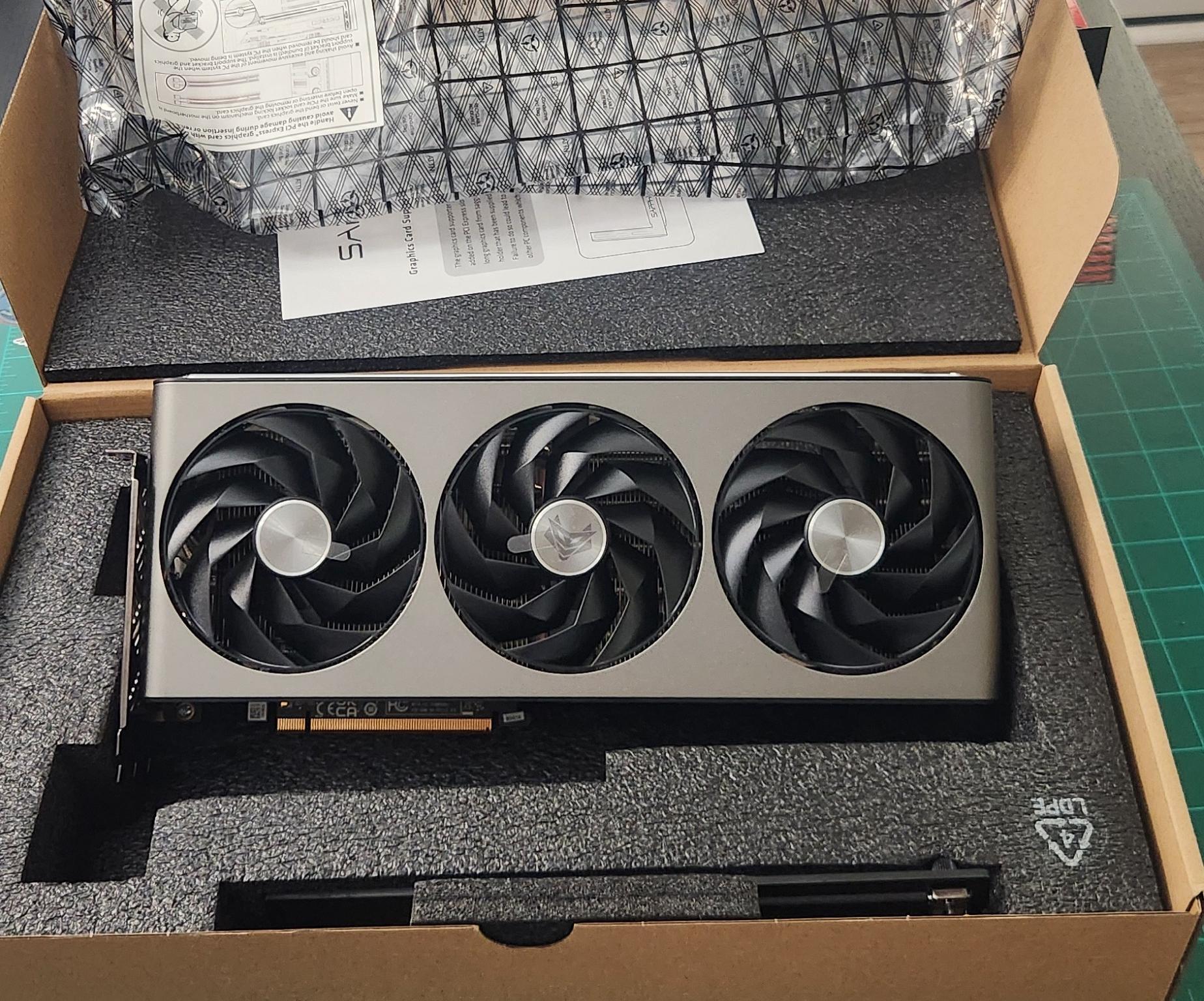 SAPPHIRE NITRO+ Radeon RX 7800 XT 16GB GDDR6 PCI Express 4.0 x16 ATX Graphics Card 11330-01-20G