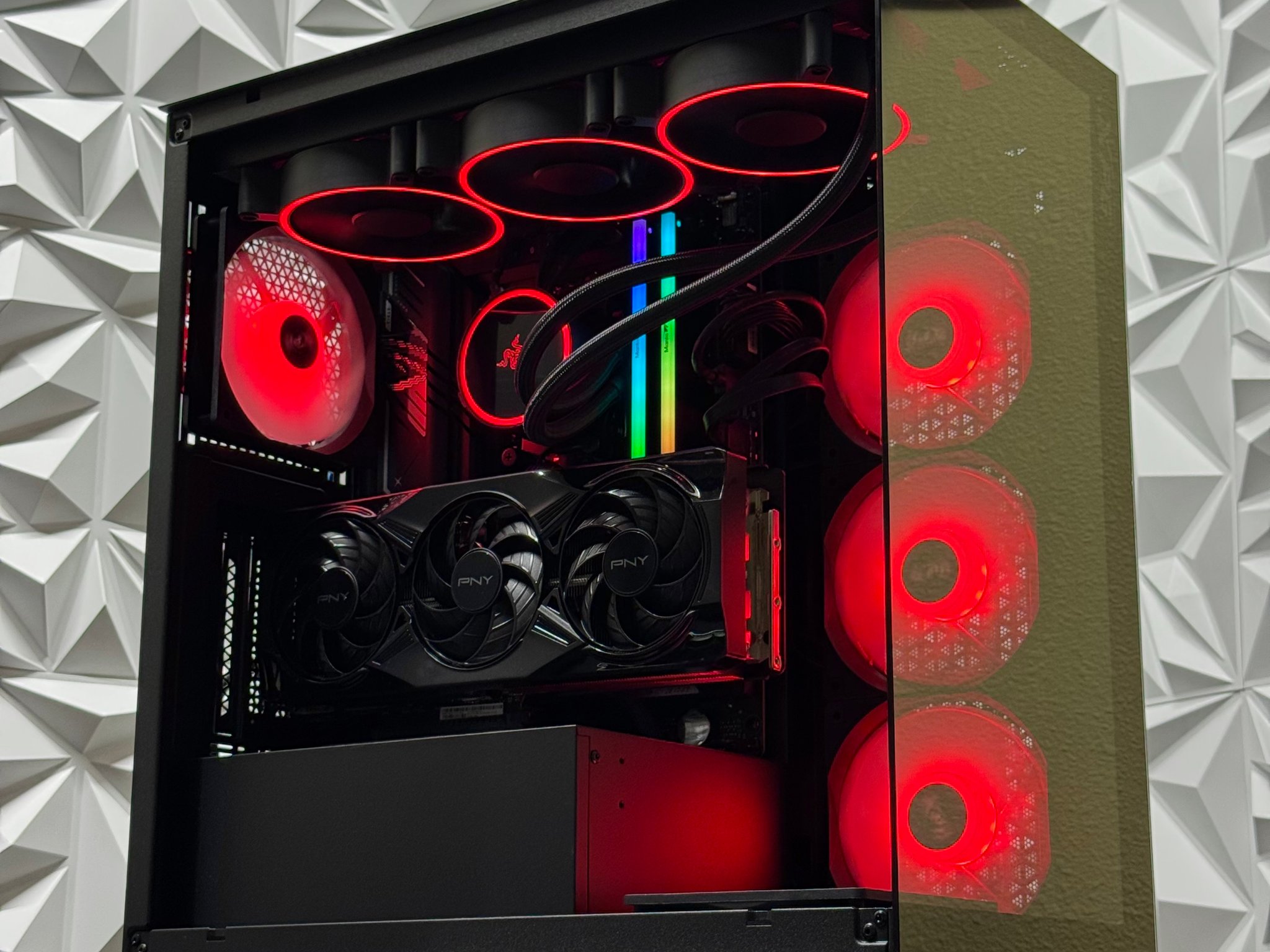 RTX 5070 Ti / Ryzen 7 9800X3D / 32GB 6400MHz DDR5 / X870E / 1TB crucial ssd / Windows 11 Pro