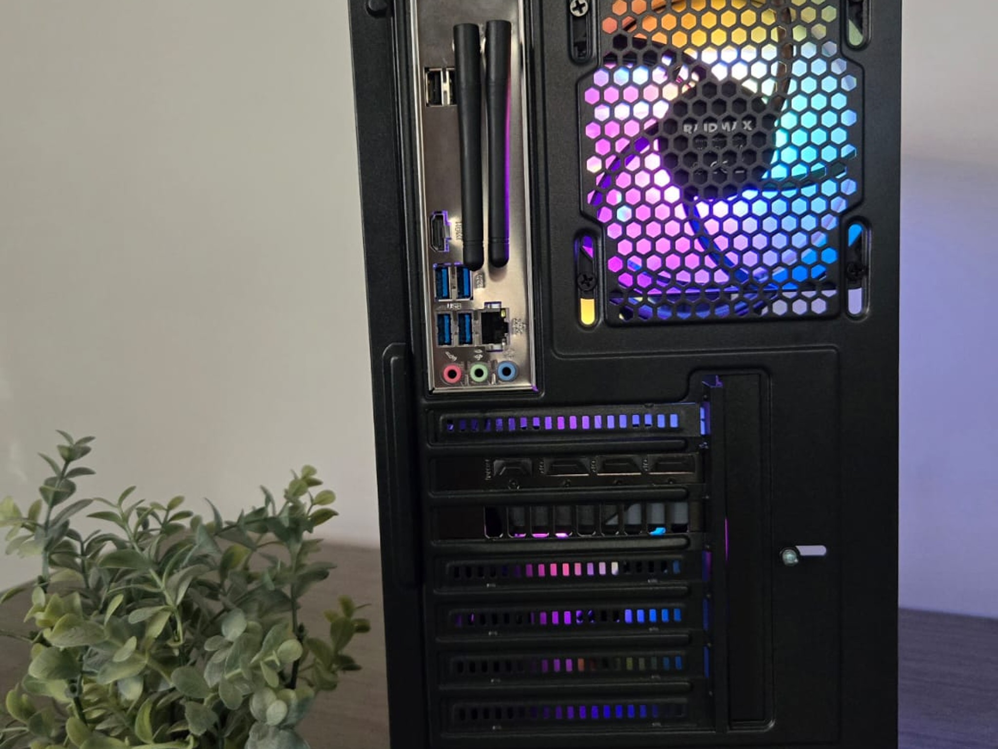 Black gaming pc, 5060 ti 8gb, 16gb ddr4, ryzen 5 5500