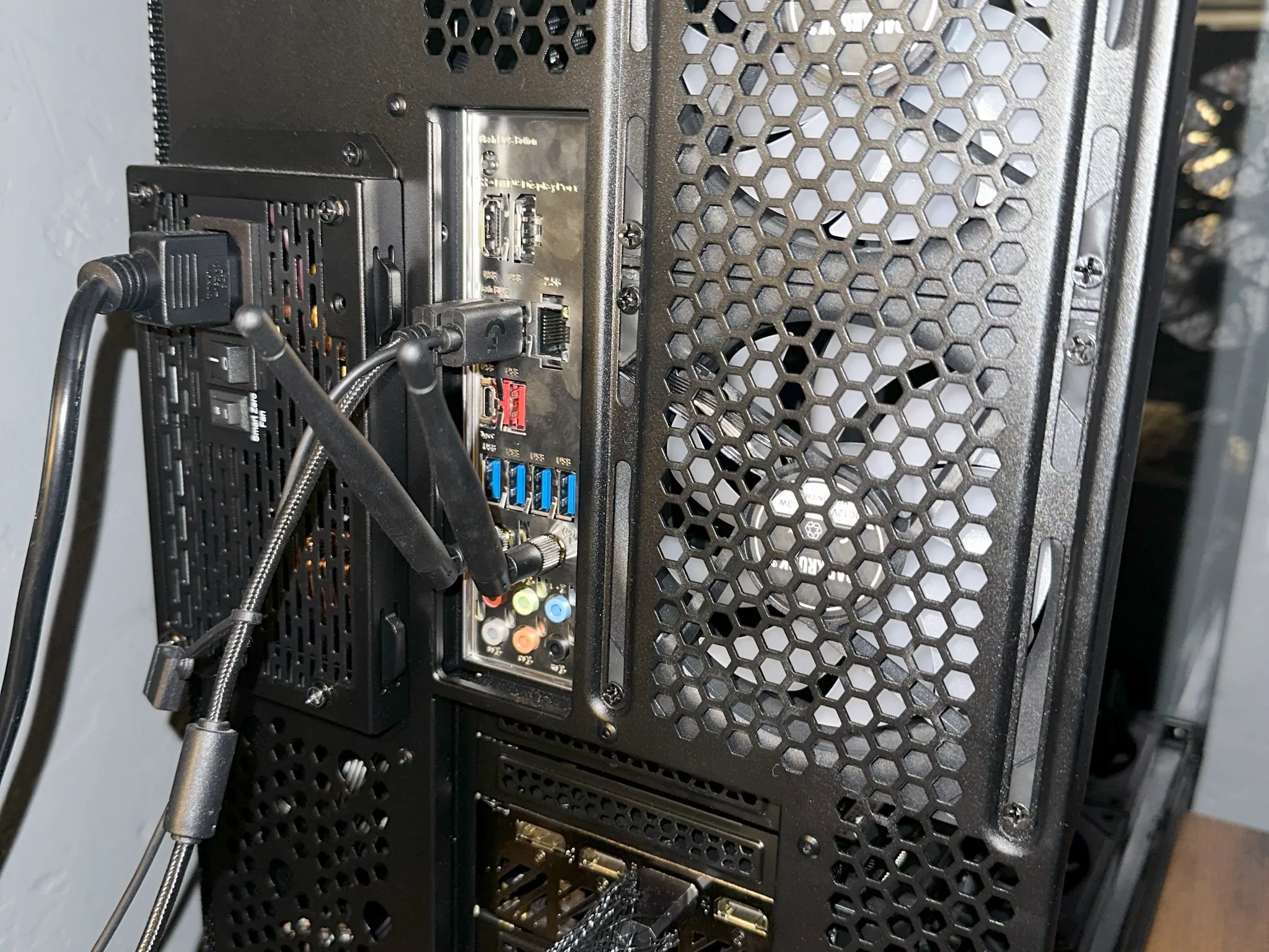 BIG SALE New Sleek Black Fishtank RGB Custom 1440p Gaming PC – GPU : 7700XT CPU : 9600X