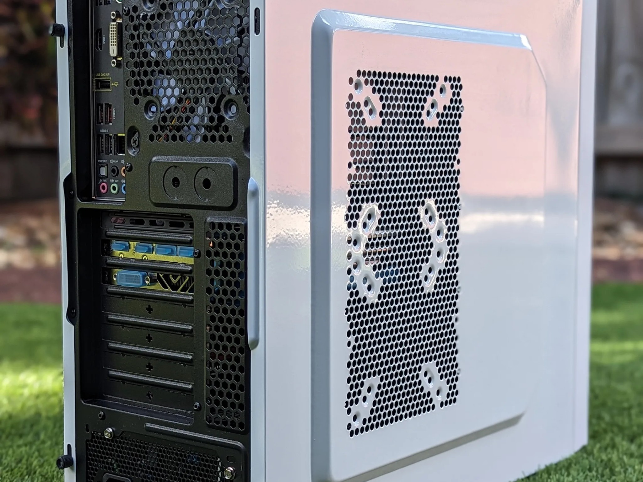 Frosty Vibe PC Ryzen 5 2600 32GB RAM RX 580 8GB 512GB SSD 2TB HDD