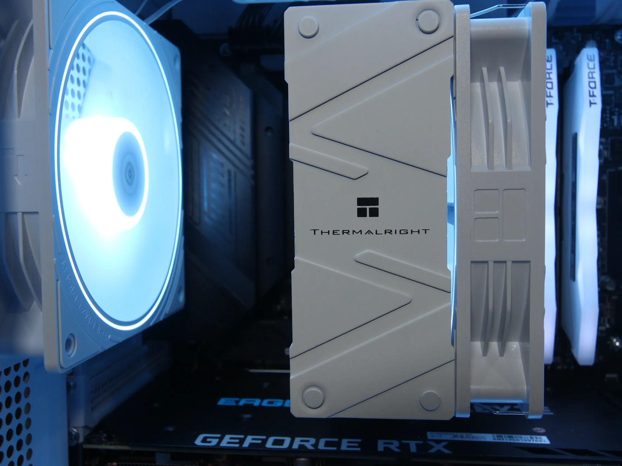 White Gaming PC / AMD Ryzen 5 7600X / RTX 3070 / 32GB / 1TB / Windows 10 Pro