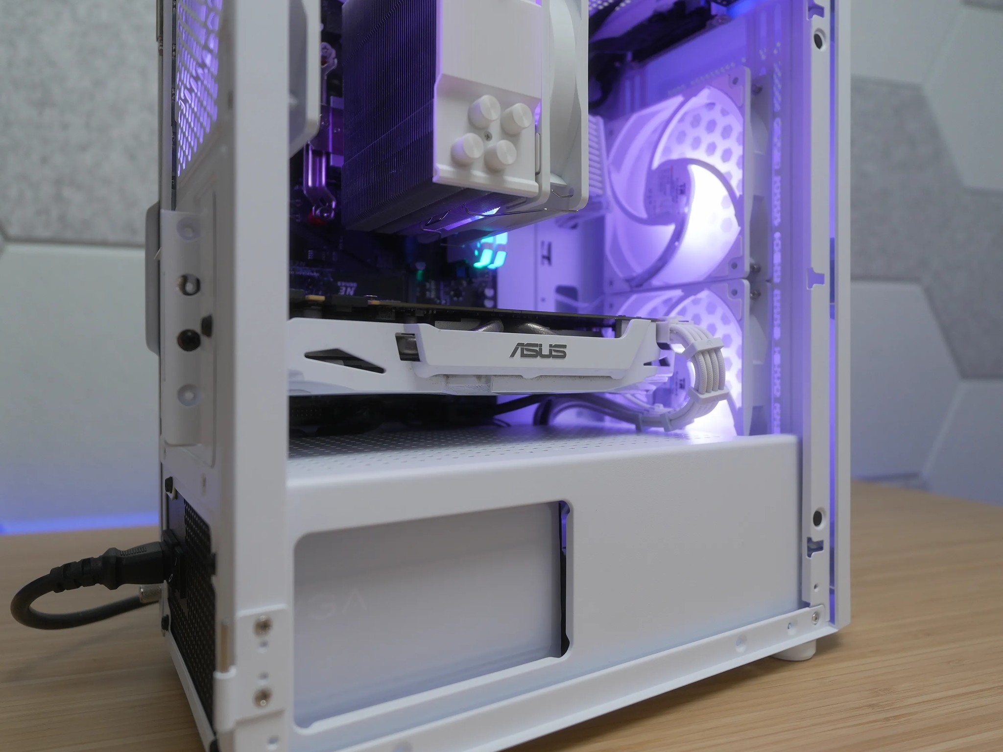 White Gaming PC (Ryzen 7 + Gtx 1070