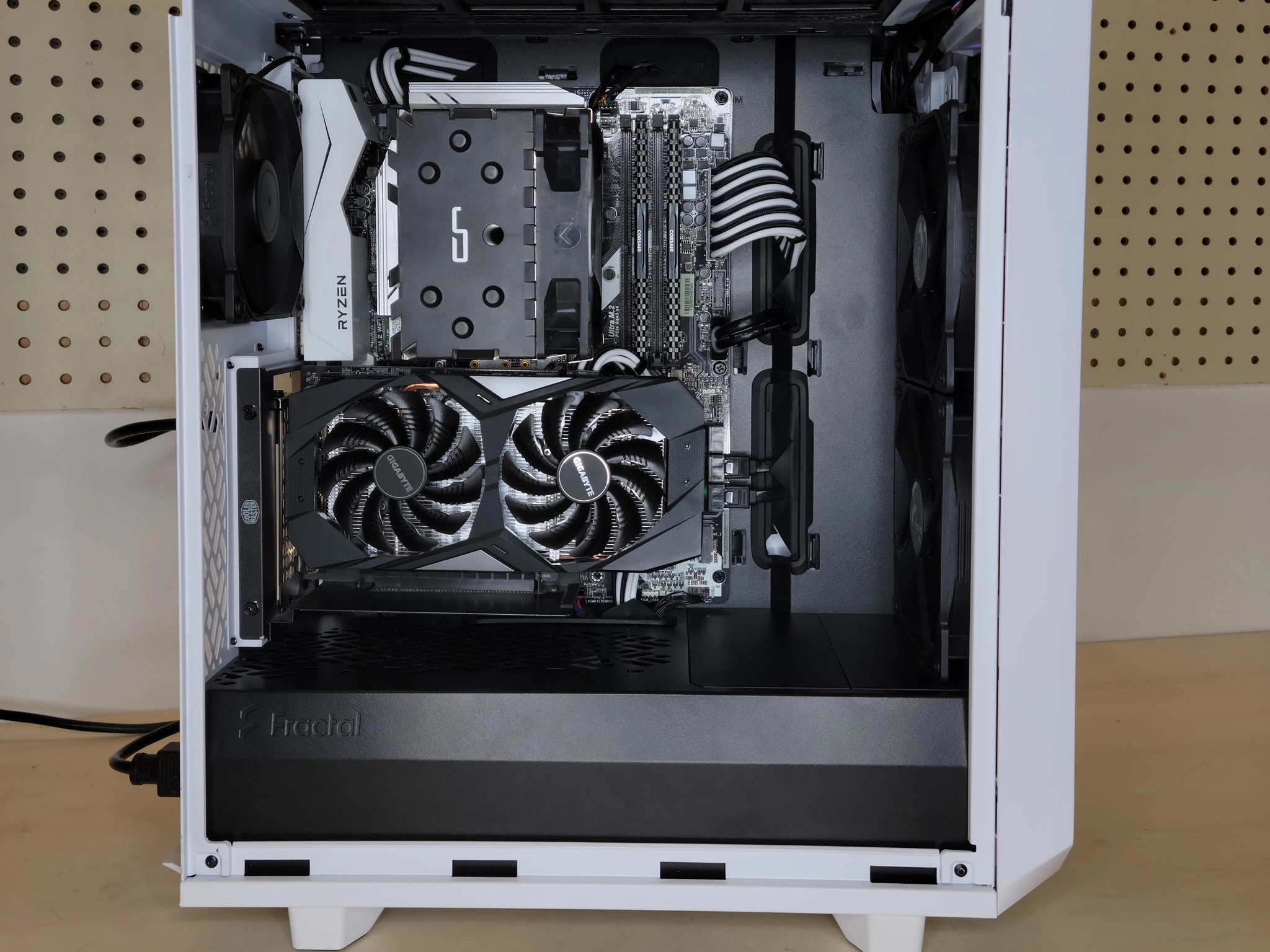 ⬜️⬛️⬜️ "Sweet 16" 1660 Super + R5 1600 Gaming PC