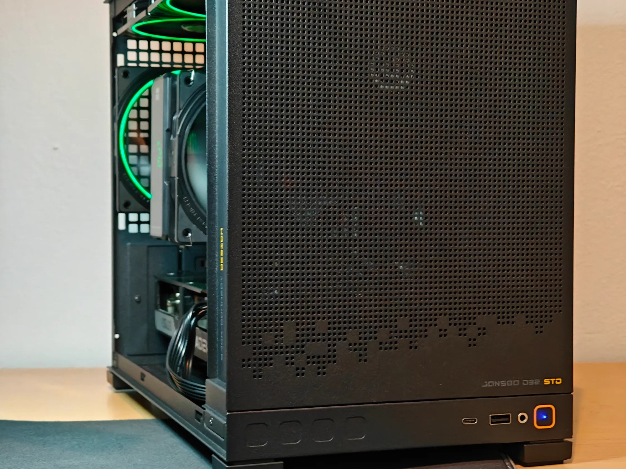 SFF x Blackout | RX 6600 | R5 3600X | 32 GB DDR4 | 1 TB NVME