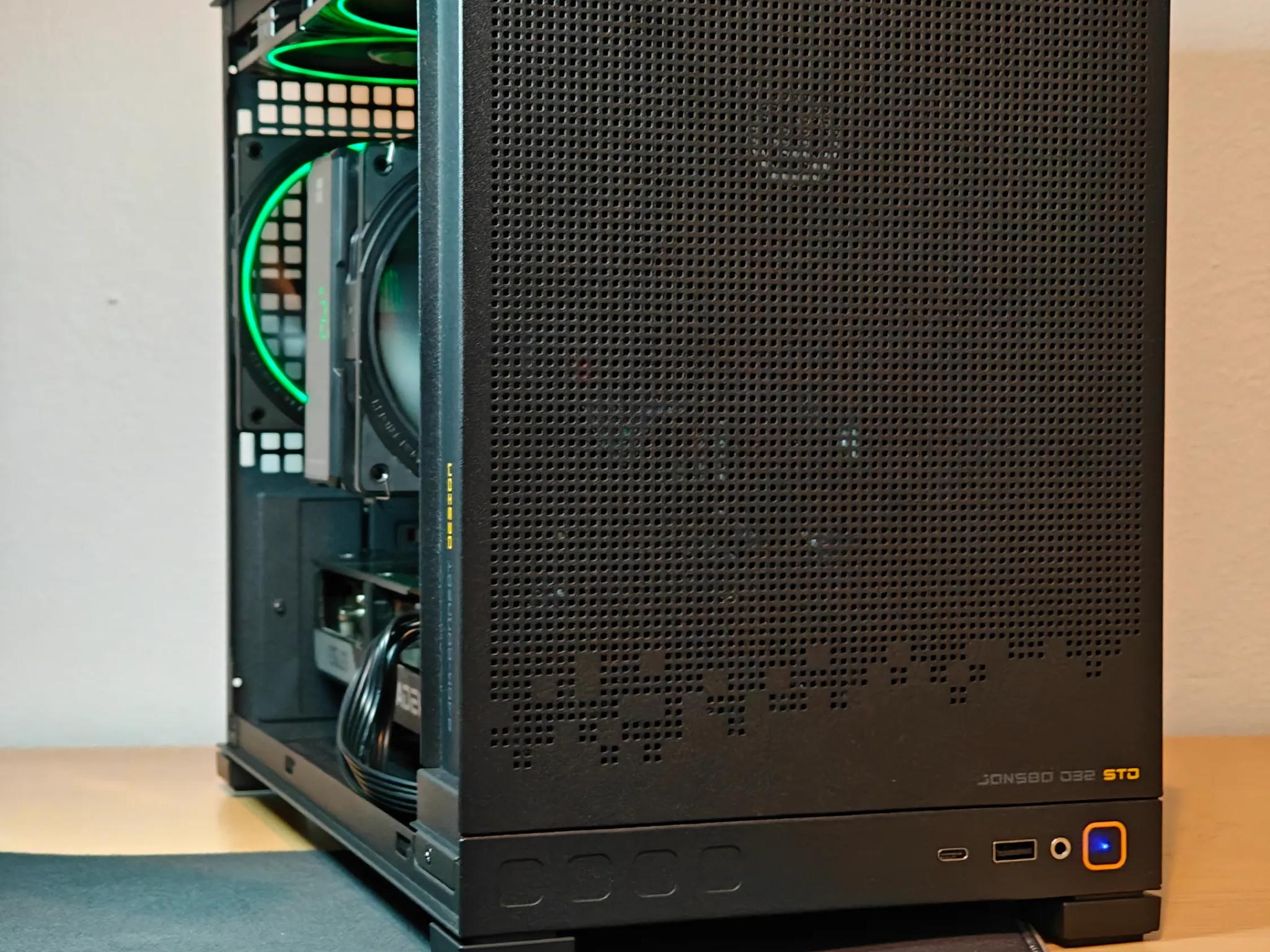SFF x Blackout | RX 6600 | R5 3600X | 32 GB DDR4 | 1 TB NVME