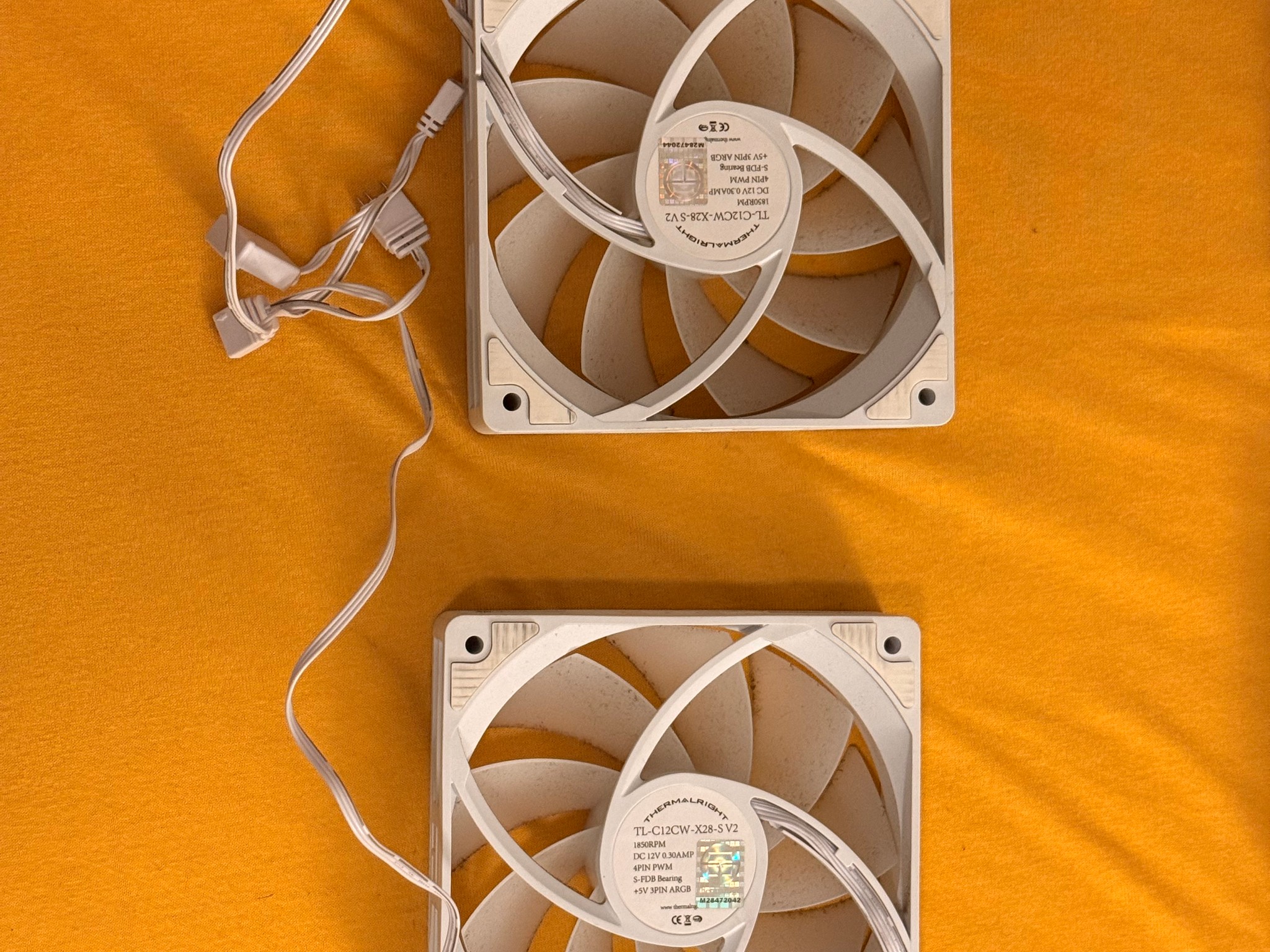 2x NZXT RF-Q12CR Case Fans 2x Thermalright TL-C12CW RGB Case Fans