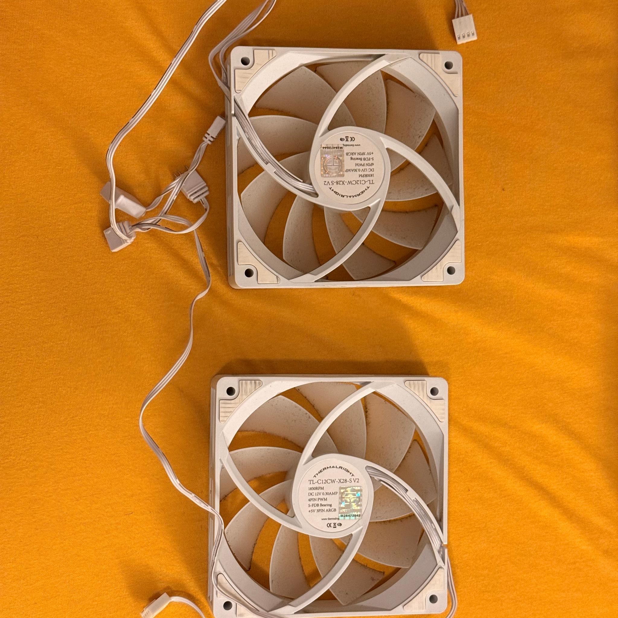 2x NZXT RF-Q12CR Case Fans 2x Thermalright TL-C12CW RGB Case Fans