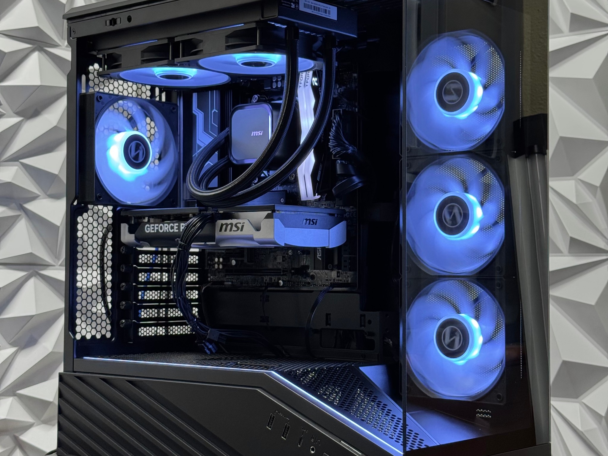 RTX 5060 Ti / 16GB DDR5 Ram / Ryzen 5 9600x / 1TB Samsung 970 Evo Nvme ssd / B850 / 650w