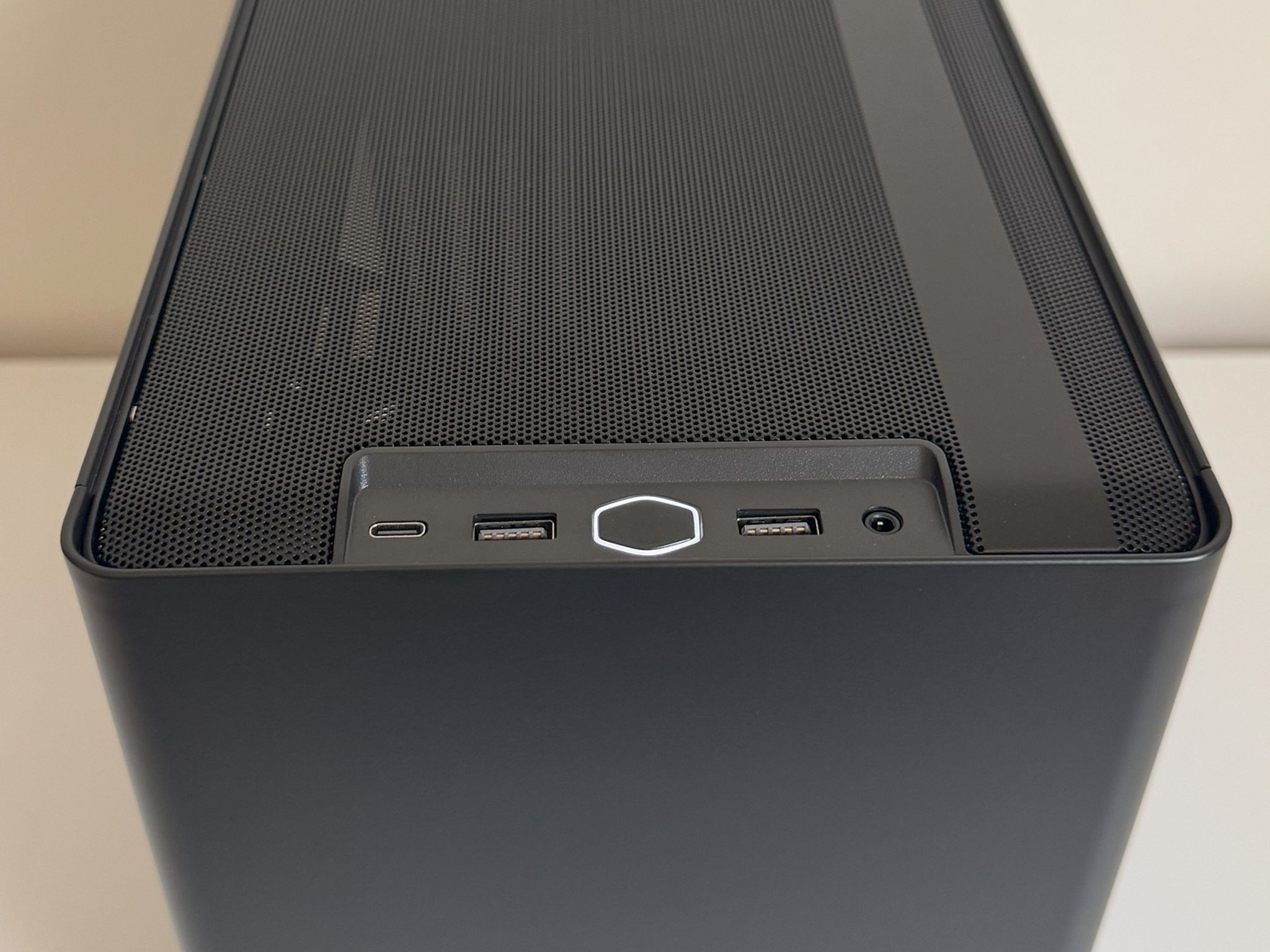 AM5 Mini ITX PC AMD Ryzen 5 8600G ASUS ROG STRIX B650E-I 1TB SSD 32GB DDR5 Cooler Master NR200P V2