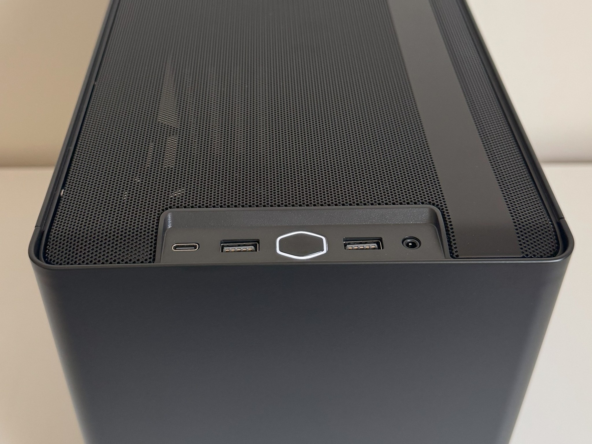 AM5 Mini ITX PC AMD Ryzen 5 8600G ASUS ROG STRIX B650E-I 1TB SSD 32GB DDR5 Cooler Master NR200P V2