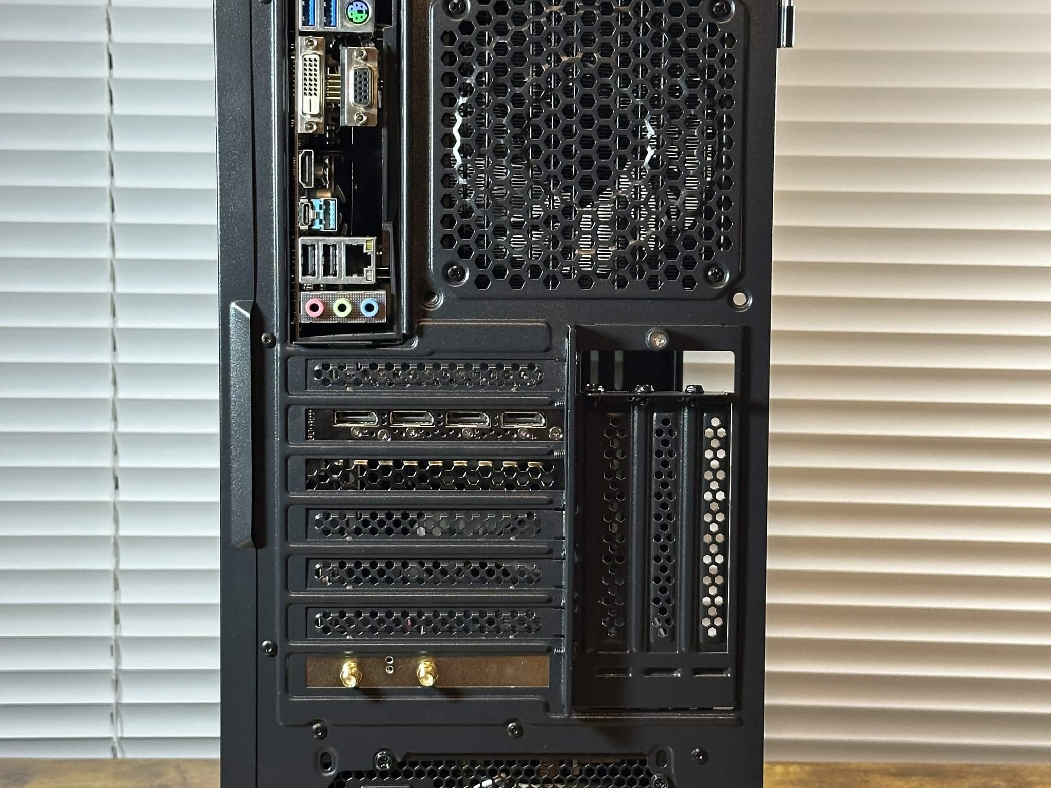 Nvidia P4000 8GB | Intel i5 8500 | 16GB DDR4 | 500GB SSD | Win11 | WIFI | 1080P Budget Gaming PC