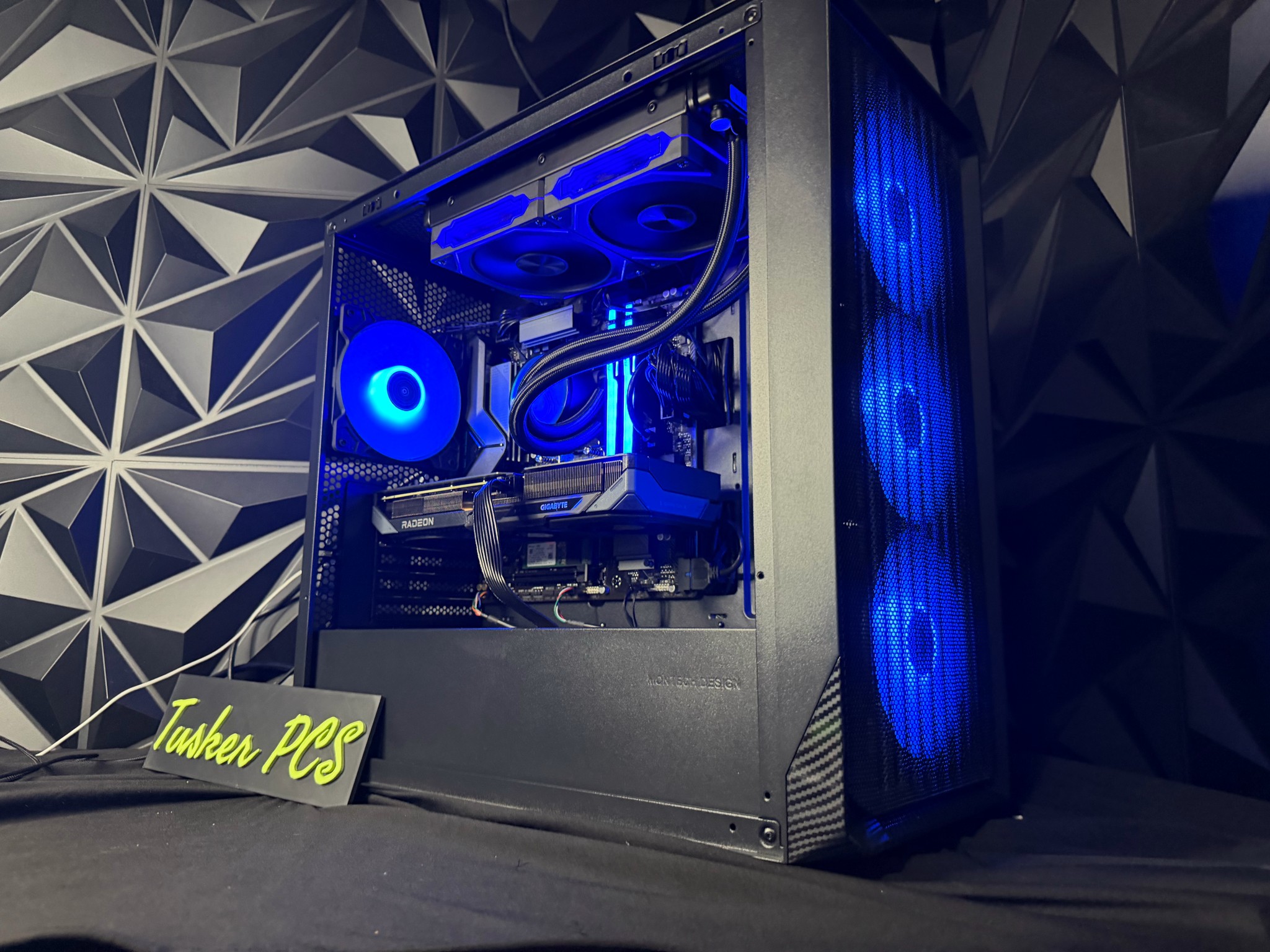 ⛈️🖤 DARK & STORMY 🖤⛈️ Ryzen 5 7600X| RX 9060XT| 16 GB RGB DDR5| 1.25 TB NVMe| 650W PSU