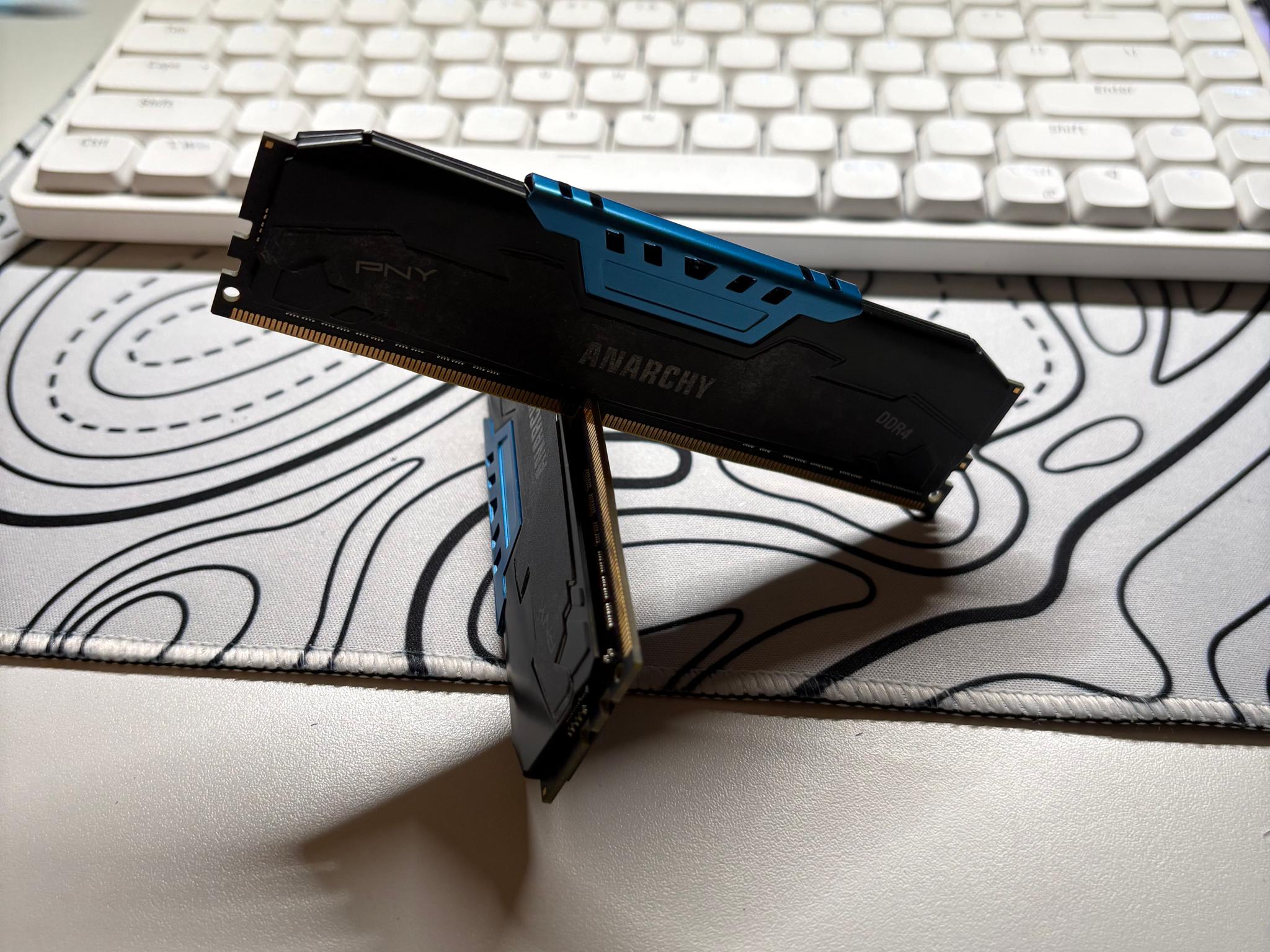 PNY Anarchy 16GB DDR4-2400 MHz CL15 (2x8) Blue