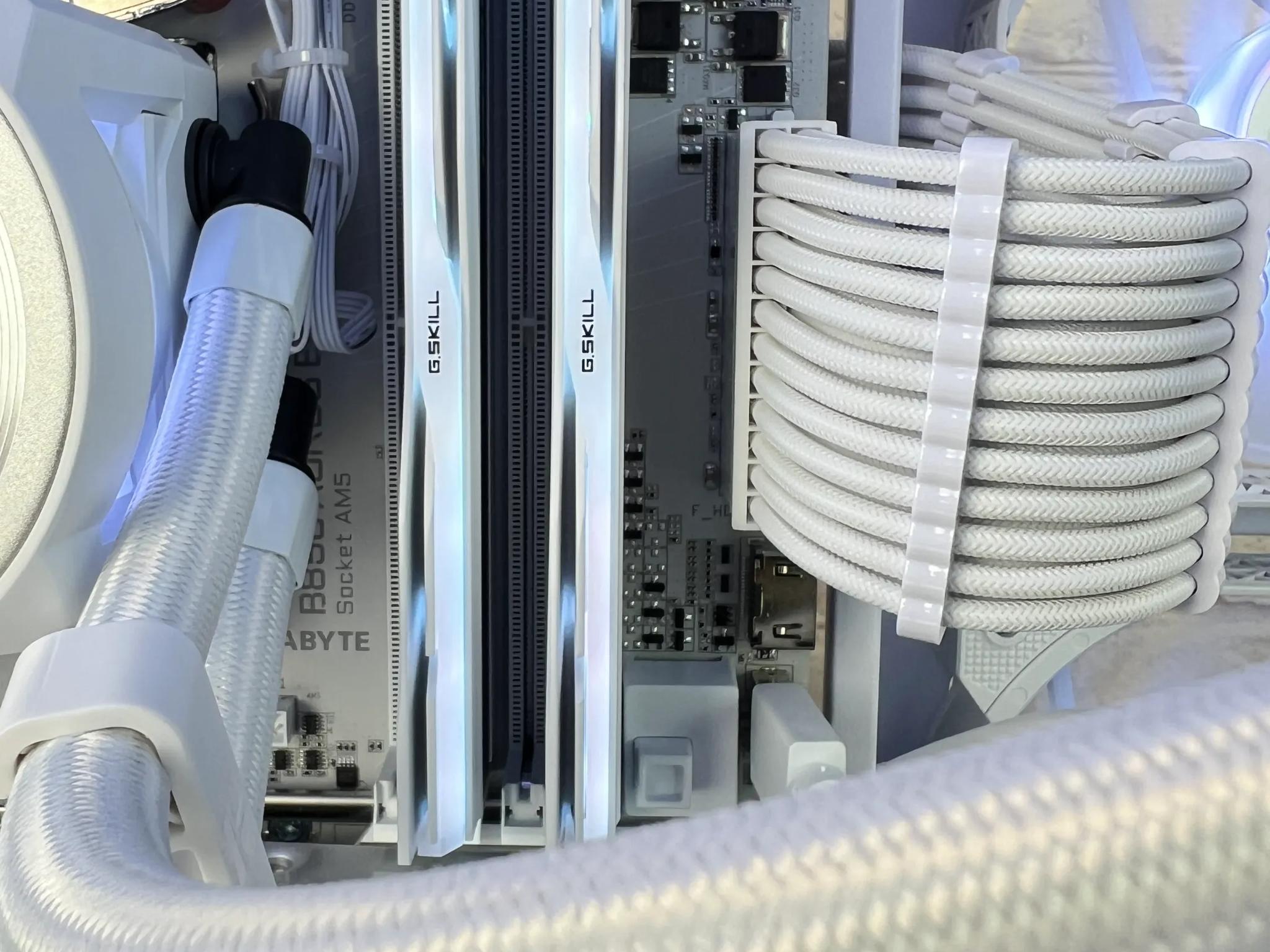 RTX 5070 TI Aero 9800X3D 32GB DDR5 2TB M.2 WIFI 7 Win 11 Pro