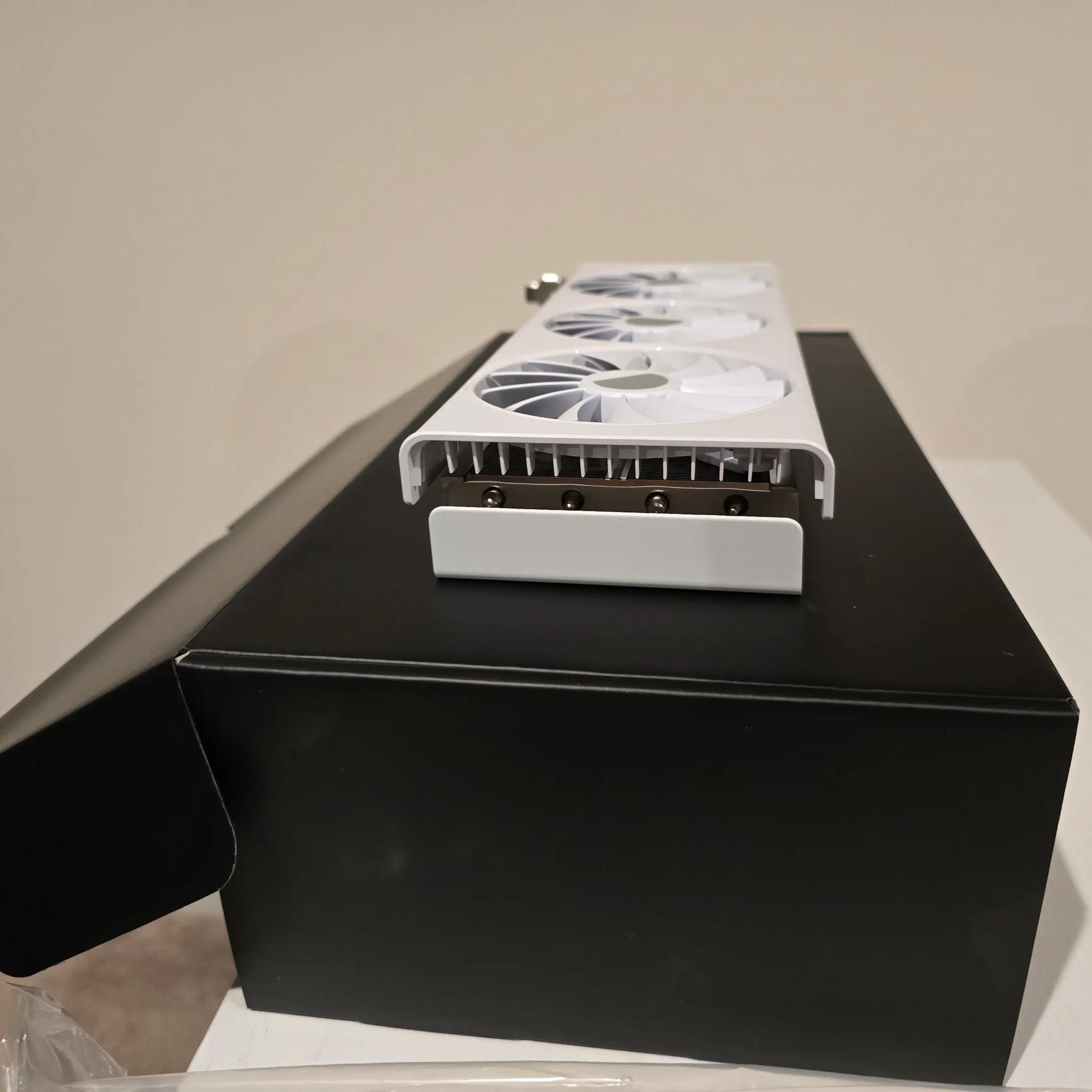 XFX Radeon RX 7800XT Quicksilver 319 White