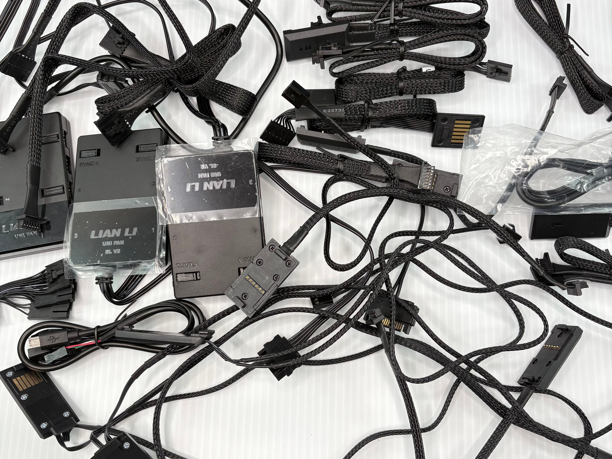 Lian Li UNI FAN Bundle – (4) SL140 + (1) SL120 V2 + Tons of Accessories