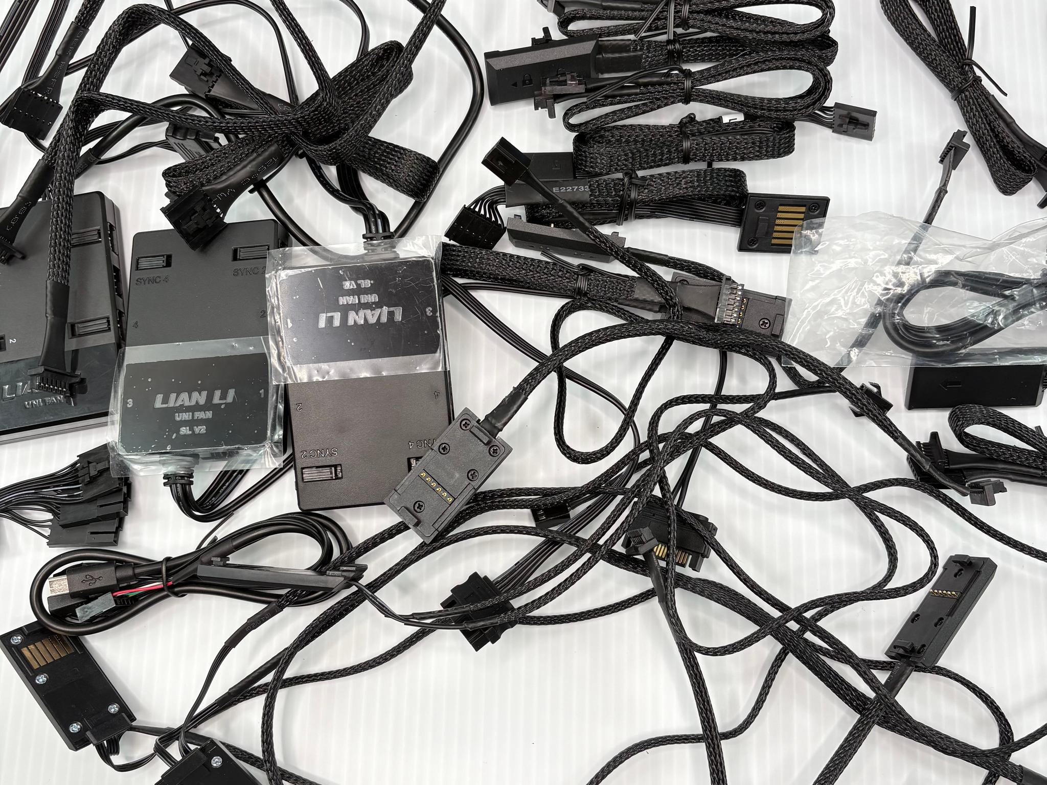 Lian Li UNI FAN Bundle – (4) SL140 + (1) SL120 V2 + Tons of Accessories