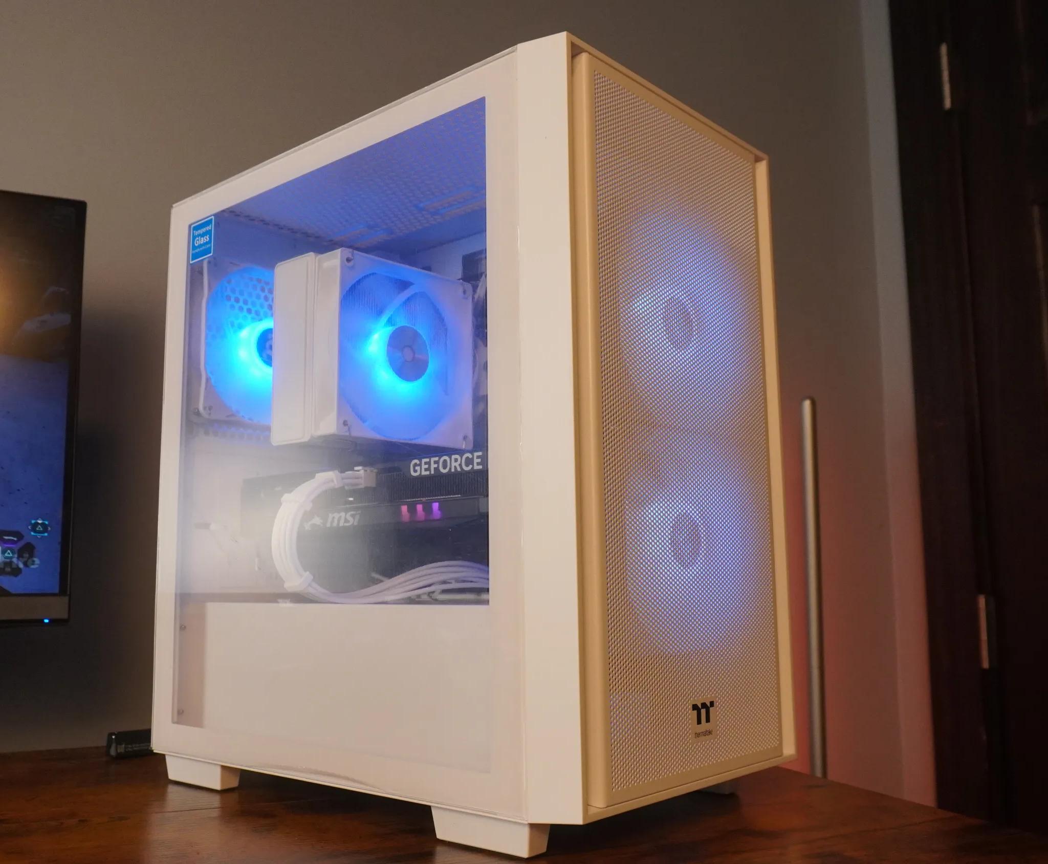 🤍AESTHETIC🤍 1440/1080p NEW GEN GAMING MACHINE 💚RTX 5060 💙 i5 12400f | 32GB | 1TB | WIFI