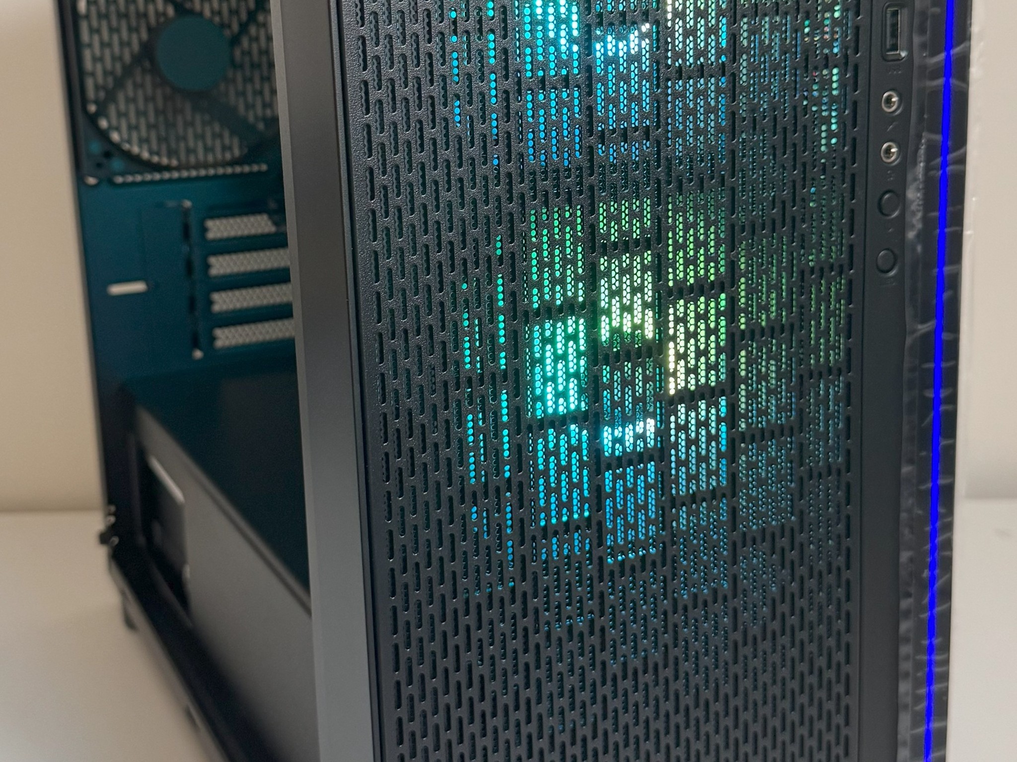 AMD Ryzen 5 5600GT Gaming PC Radeon Vega 7 Graphics ASUS B550M-A B550 Thermaltake Versa H18 Case