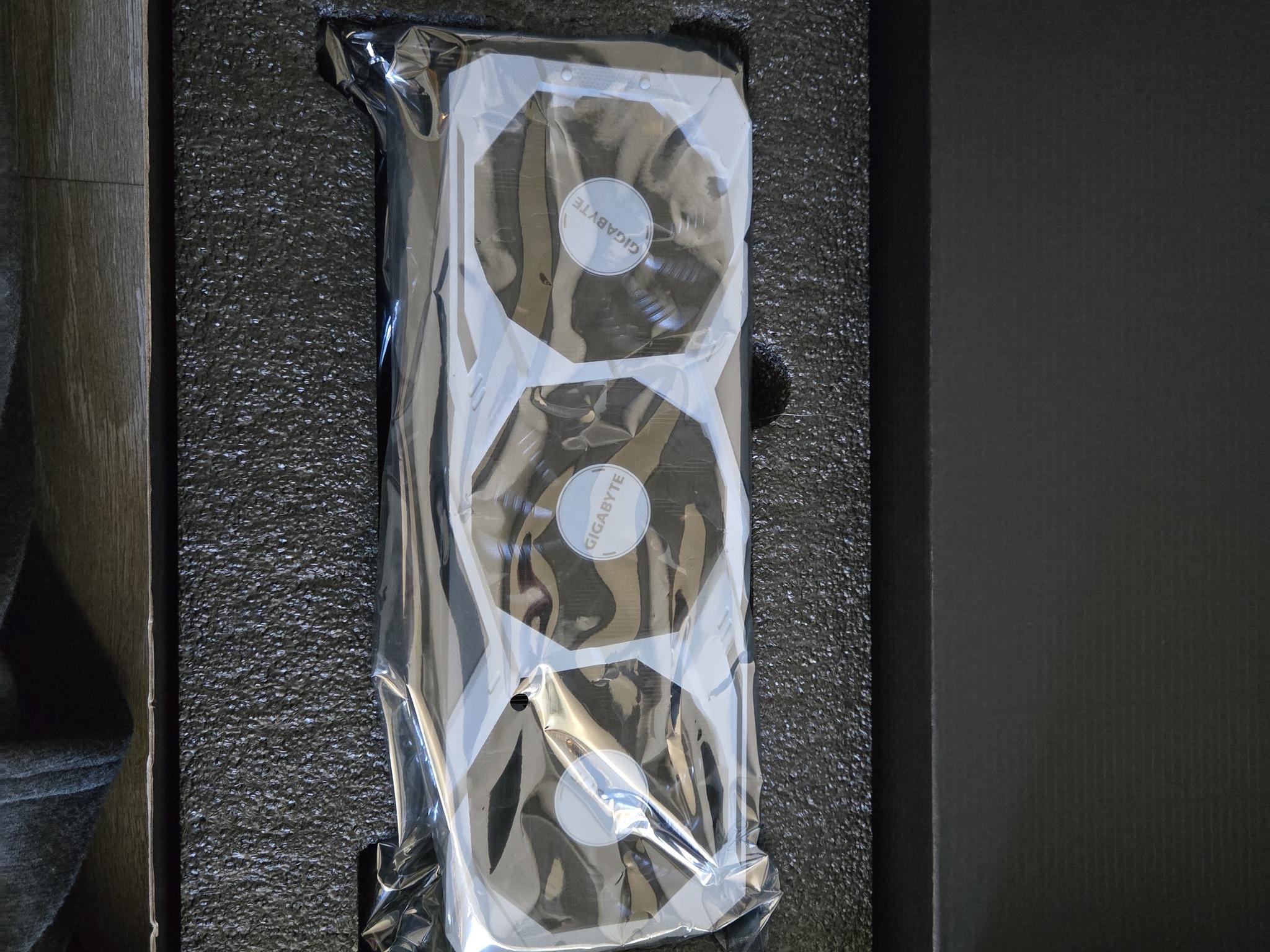 GIGABYTE GeForce RTX 2070 Super GAMING OC WHITE 8G Graphics Card