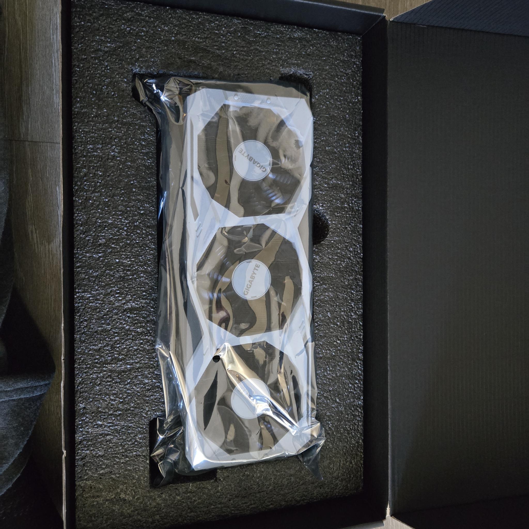 GIGABYTE GeForce RTX 2070 Super GAMING OC WHITE 8G Graphics Card