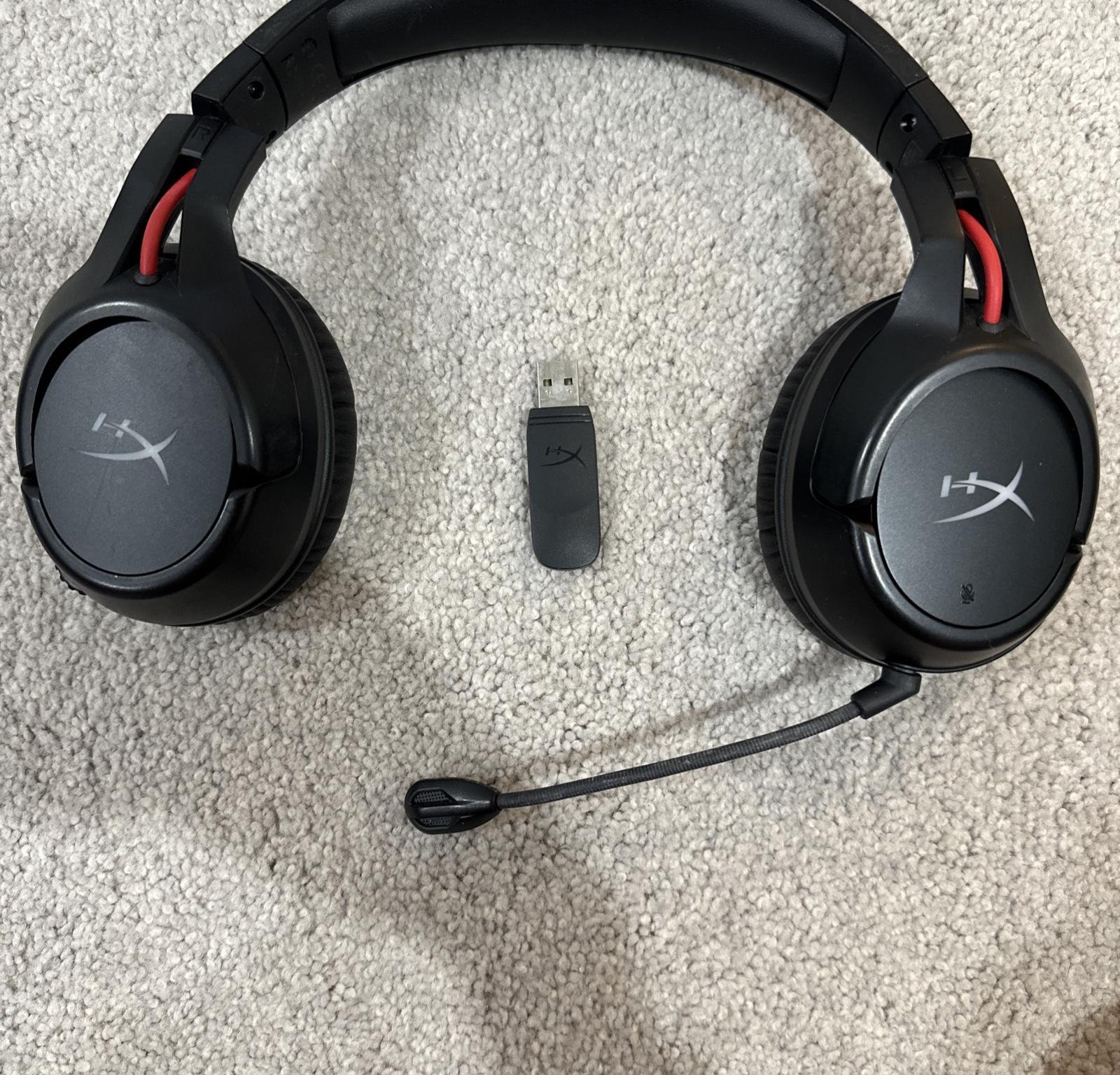 HyperX - Cloud Flight Wireless Gaming Headset for PC, PS4 PS5 - Black/Red