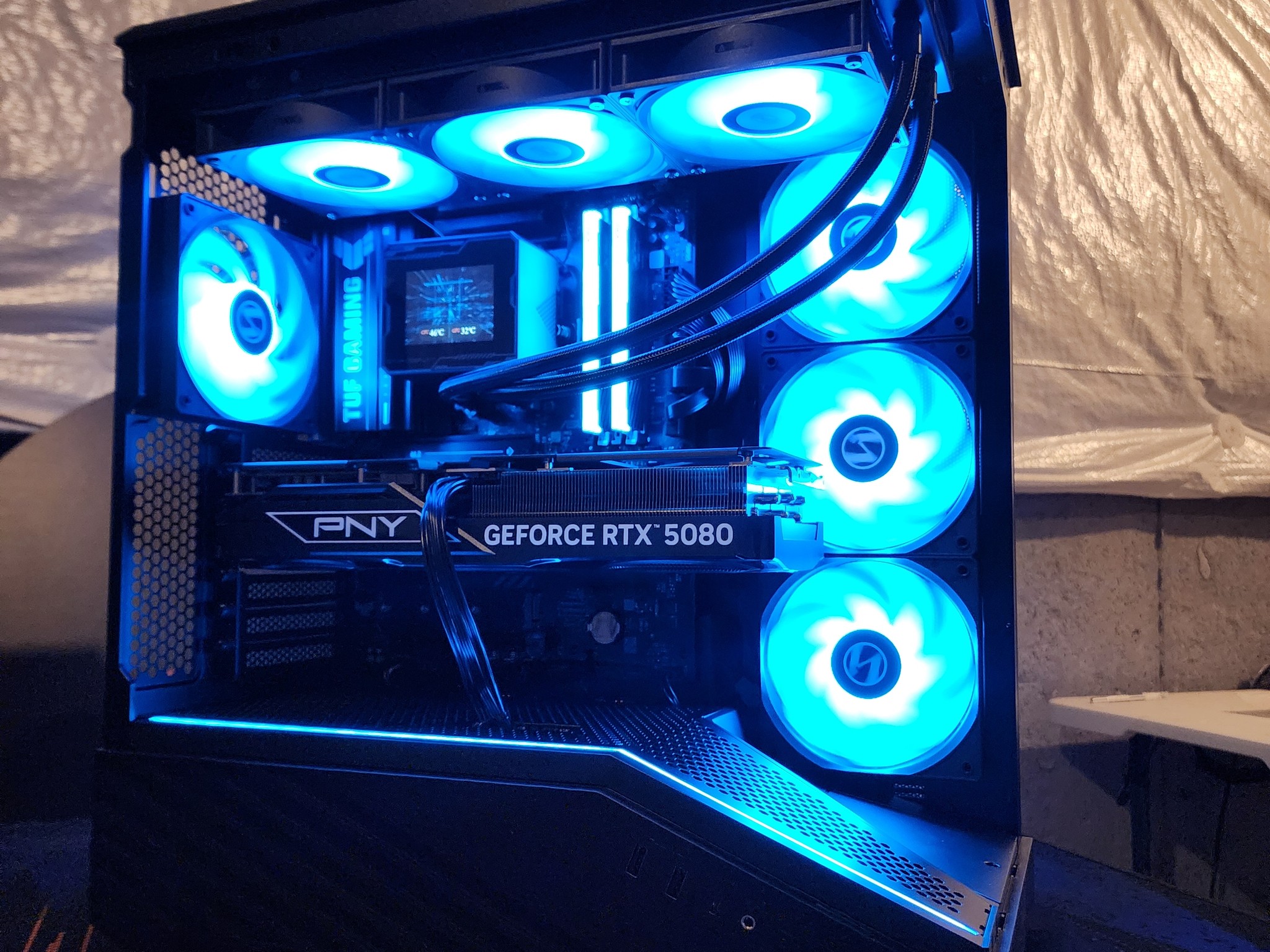 RTX 5080 / Ryzen 9 7900X3D / 32GB DDR5 RAM / 2 TB NVMe SSD
