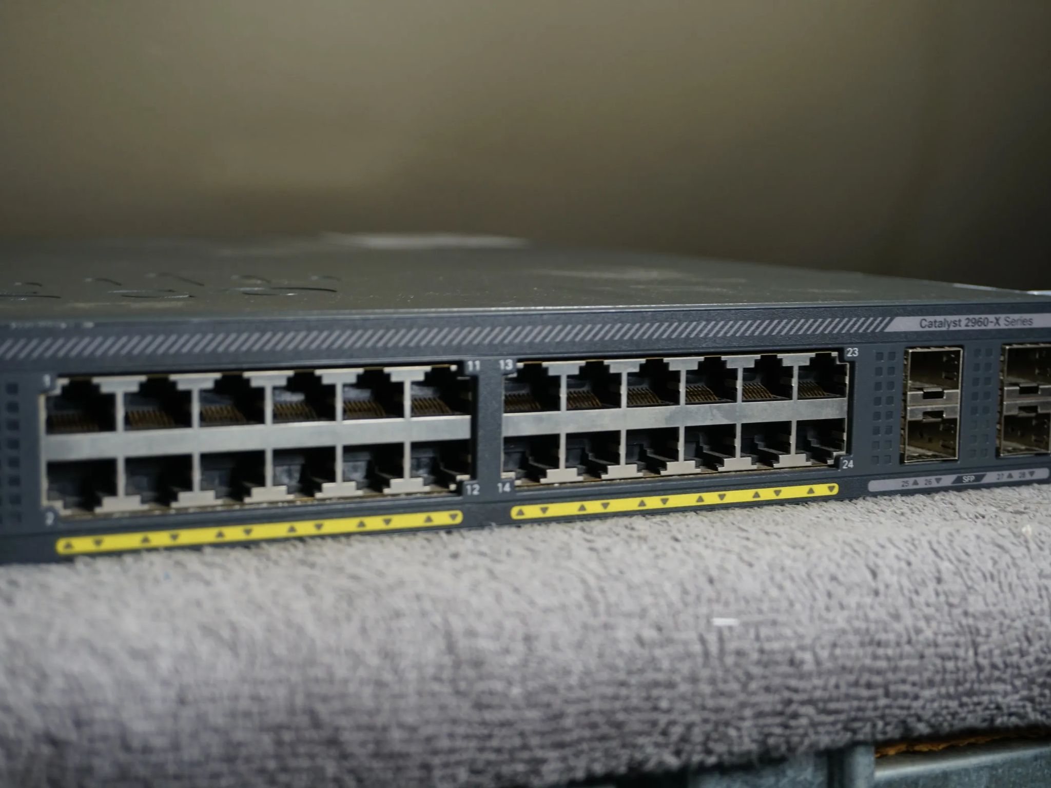 Cisco Catalyst 2960X (WS-C2960X-24PS-L) 24-Port Rack-Mountable Switch Managed