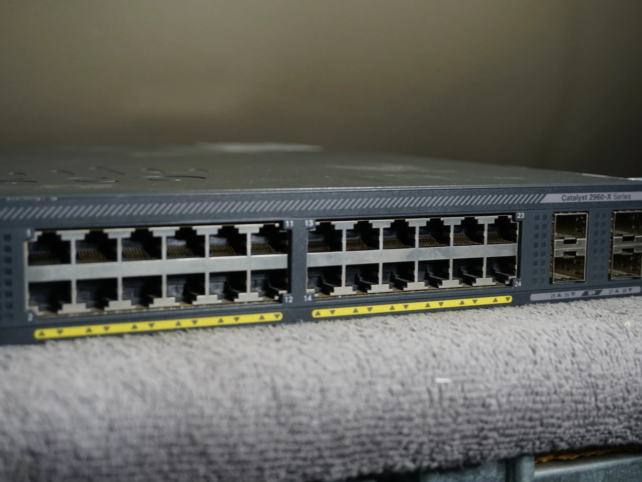 Cisco Catalyst 2960X (WS-C2960X-24PS-L) 24-Port Rack-Mountable Switch Managed
