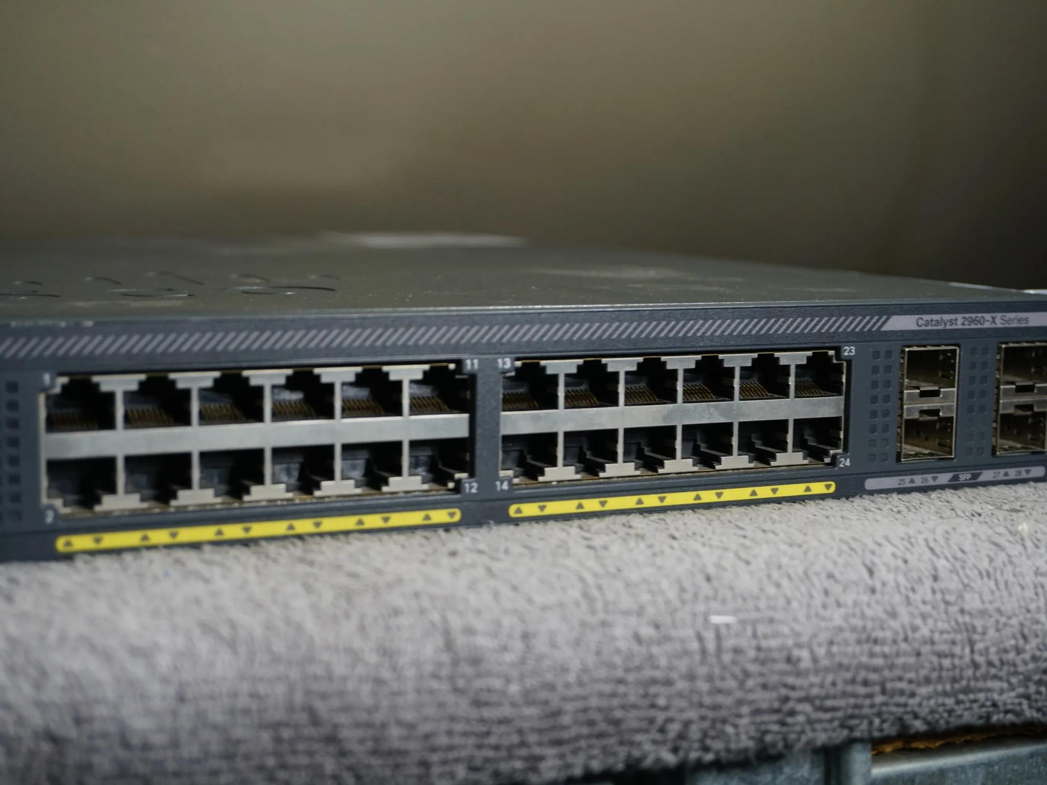 Cisco Catalyst 2960X (WS-C2960X-24PS-L) 24-Port Rack-Mountable Switch Managed