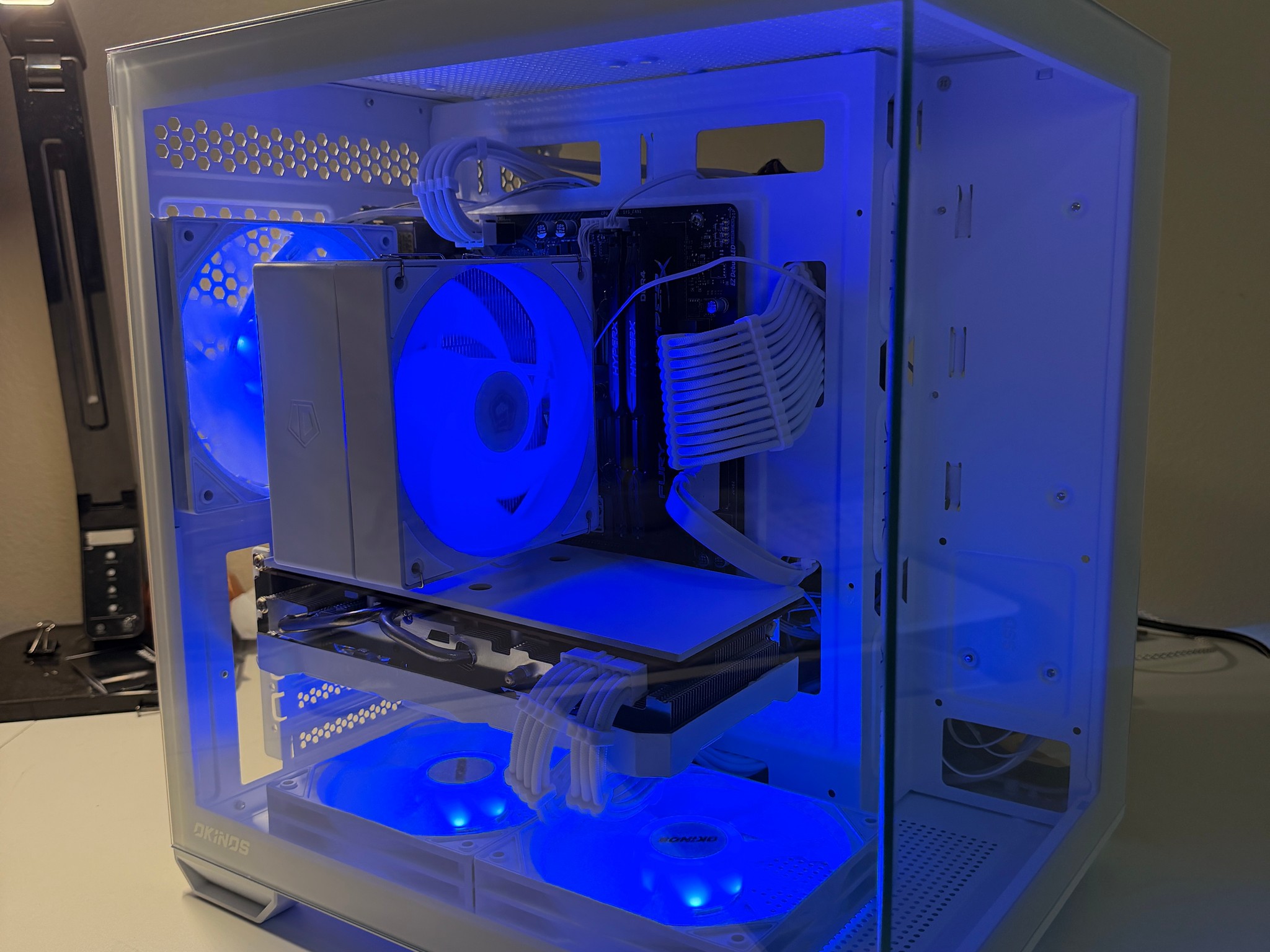 White Gaming PC | RX 5700 XT | 1.75 TB storage | 16gb ddr4 | INTEL i5-9600k