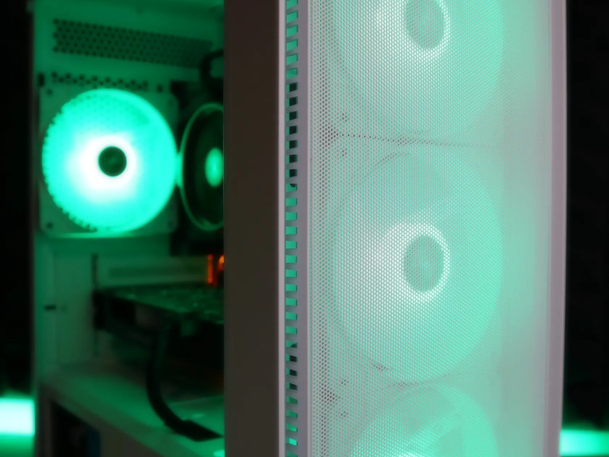 FB-AD  | Ryzen 3 2300X/RX 560 4GB Gaming PC