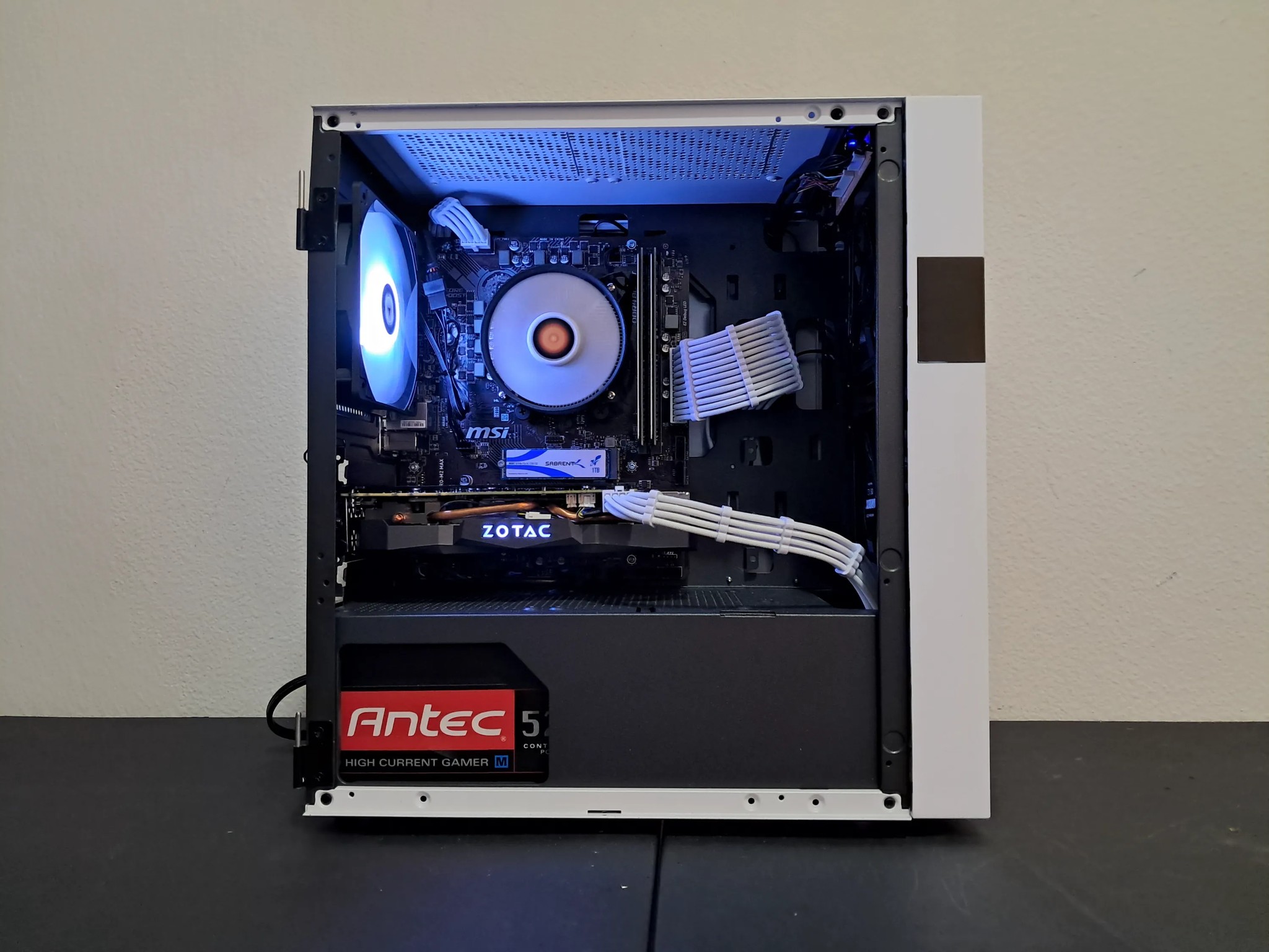 🔴⬜ Aesthetic Gaming PC ⬜🔴Nvidia GTX 1070 Ti | Ryzen 5 1600 (6C/12T) | 1TB SSD | 16GB DDR4-3200